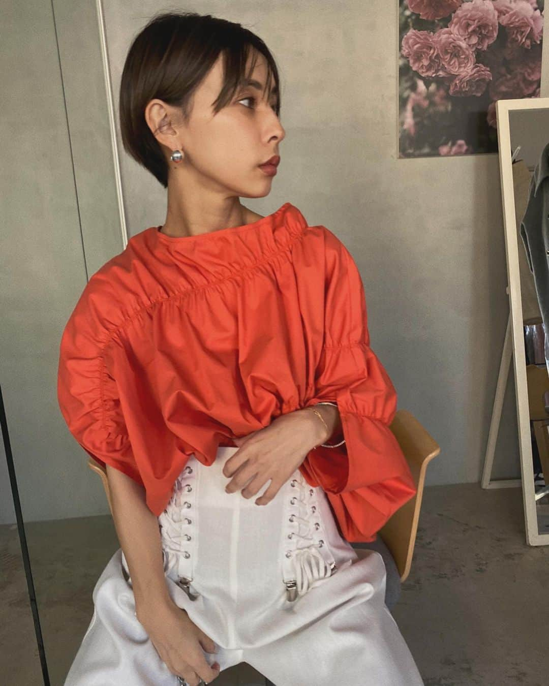 黒石奈央子さんのインスタグラム写真 - (黒石奈央子Instagram)「MEDI先行アイテム！ . . MEDI GROUND CHERRY GATHER SH ¥12000+tax  MEDI INSIDE OUT LACEUP PT ¥18500+tax . .  人気が出そうなレースアップパンツ！ラベンダーと二色展開！ .  期間 WEB 2/6 12:00- 2/10 13:00 代官山　2/6-2/7 新宿・心斎橋　　2/8-2/10 . .  @ameri_shinjuku @amerivintage @ameri_daikanyama @ameri.shinsaibashi #ameri#amerivintage #fashion #vintagefashion #coordinate#ootd#outfit#osanposnap #705_outfit #大人ファッション #大人コーディネート #大人スタイル #modestyle #modefashion#modecasual #mediterraline #メディタラライン#2020springsummer  #cancun#cancu旅#705travel#cancunコーデ」1月25日 21時05分 - blackstone705