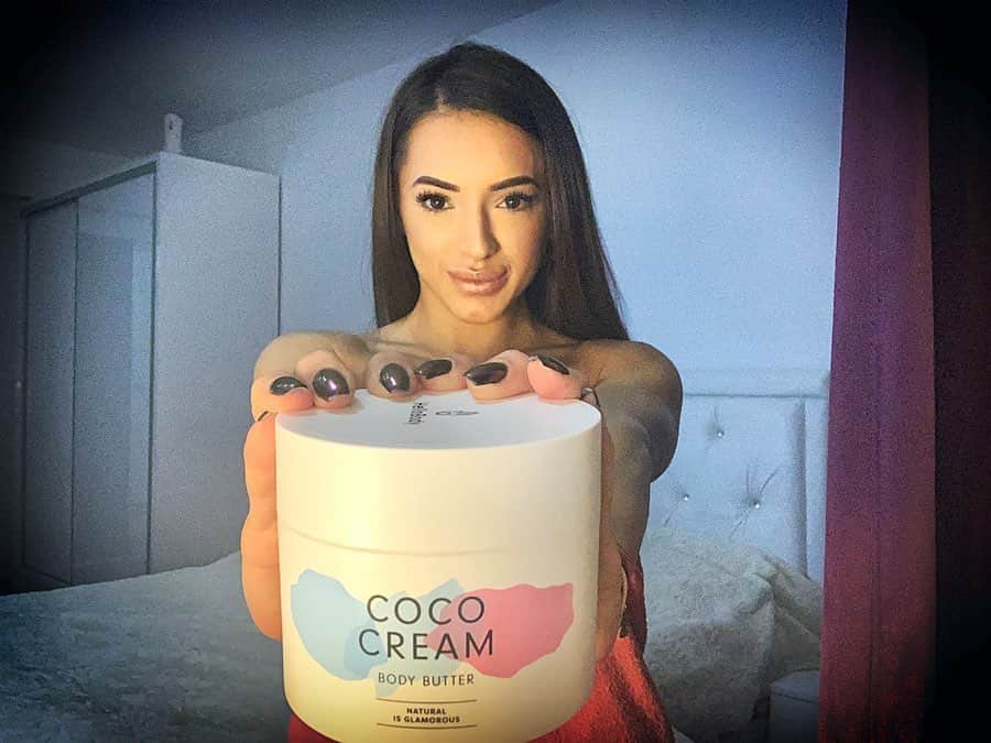 ラリサ・ヨルダケのインスタグラム：「Iarna este anotimpul in care acord cea mai mare atentie rutinei mele de ingrijire a pielii. Imi place sa-mi rasfat corpul cu creme care hidrateaza si ofera pielii un parfum placut si discret.  Si sunt foarte incantata ca am descoperit recent produsul perfect care atinge toate asteptarile mele, untul de corp Coco Cream de la @hellobody_ro , de care pur si simplu m-am indragostit🥰. Acum rutina mea de ingrijire zilnica este completa si imi simt pielea corpului hidratata, catifelata si discret parfumata.  Ma bucur ca am ocazia sa impartasesc cu voi experienta mea si, daca vreti sa va rasfatati si voi pielea cu produsele @hellobody_ro , puteti beneficia de o reducere de - 30% pentru intregul cos de cumpărături.  LINK SWIPE-UP: https://hellobody.me/nxdew, apoi utilizati  COD: larisa30.  Codul nu are o dată de expirare și nu se combină cu alte coduri promoționale.  Pentru mai multe detalii despre produse, accesati https://www.hello-body.ro.」
