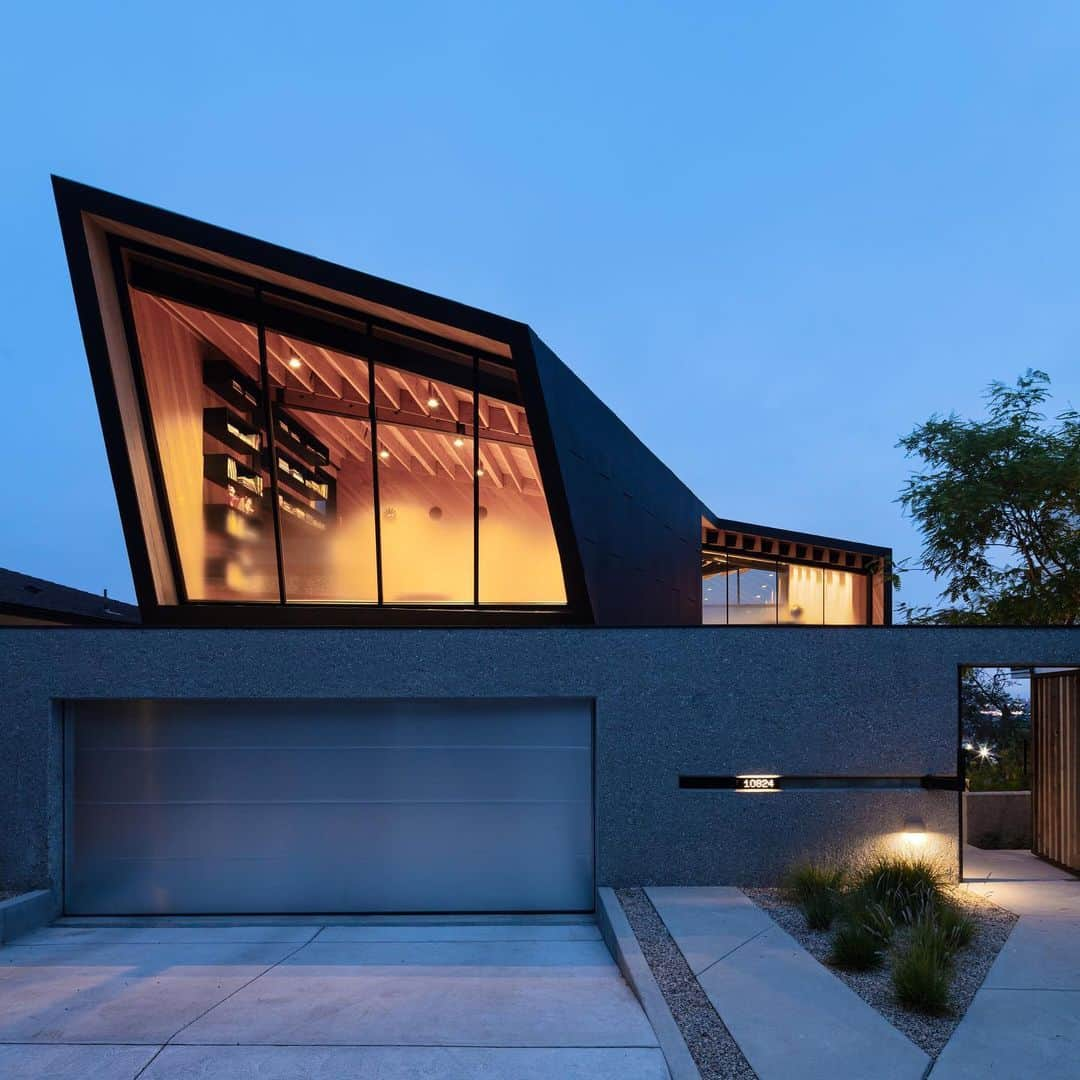 HYPEBEASTさんのインスタグラム写真 - (HYPEBEASTInstagram)「#hypelife: Architect and interior designer @clivewilkinson has designed a family home that resembles “spaceships on stilts.” Located atop a hilly site in West Los Angeles, Wilkinson’s “floating home” stands three stories tall and features an angular terrace top, a stone-tiled infinity pool terrace, garden, tilted windows and elevated wood ceilings. Swipe to take a look around. ⁠⠀ Photo: @emaphotographi/@cwarchitects」1月25日 21時07分 - hypebeast