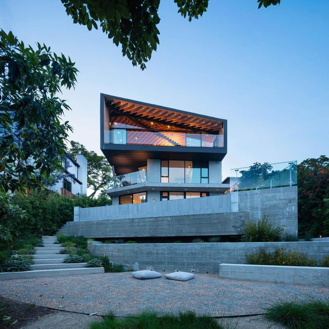 HYPEBEASTさんのインスタグラム写真 - (HYPEBEASTInstagram)「#hypelife: Architect and interior designer @clivewilkinson has designed a family home that resembles “spaceships on stilts.” Located atop a hilly site in West Los Angeles, Wilkinson’s “floating home” stands three stories tall and features an angular terrace top, a stone-tiled infinity pool terrace, garden, tilted windows and elevated wood ceilings. Swipe to take a look around. ⁠⠀ Photo: @emaphotographi/@cwarchitects」1月25日 21時07分 - hypebeast