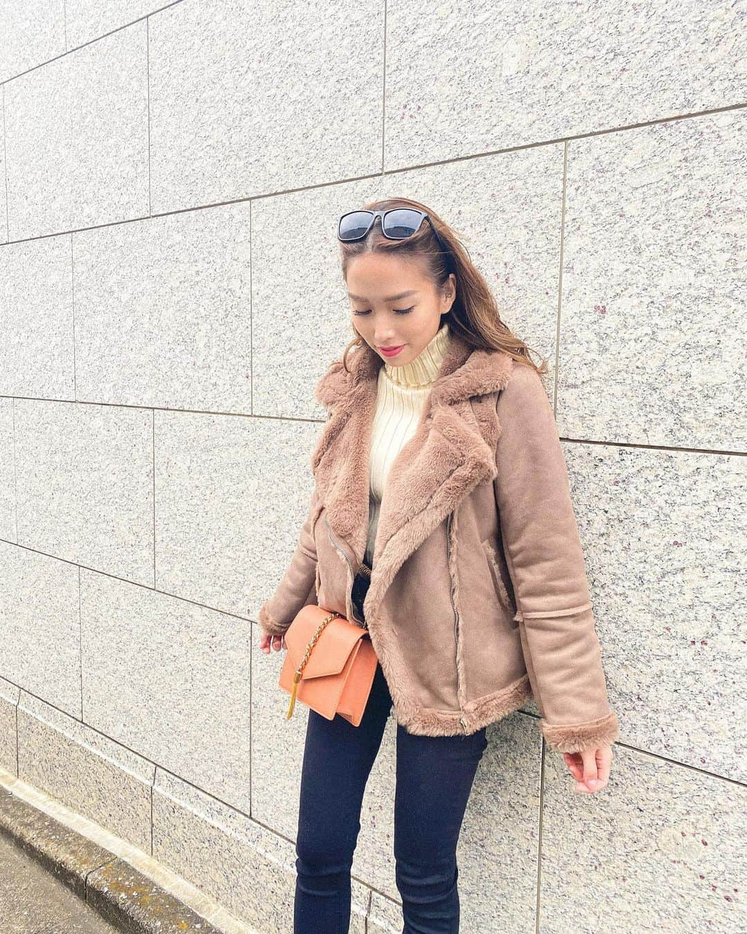 金澤絵美利さんのインスタグラム写真 - (金澤絵美利Instagram)「OOTD♡ . . トップスとアウターは 🏷@fifth_store 🛒✨ . このムートンライダース ふわふわであったかい🥺 . 🛒ニット フィットニットタートルトップス 🛒アウター フェイクムートンライダースジャケット . fifthで60%OFFやってるから 今なら激安でゲットできるよ😍 セールは本当にラッキーすぎる👏🏻 . . #ootd#outfit#fashion#fashionstyle #riders#knit#winter#fifth#fifthtl #私服#コーディネート#コーデ#フィフス #プチプラブランド#プチプラ#セール #フェイクムートンライダースジャケット #フィットニットタートルトップス#ニット #ママコーデ#2児ママ#ファッション#冬コーデ #平均身長コーデ#パンツコーデ#シンプルコーデ」1月25日 21時20分 - emiristyle