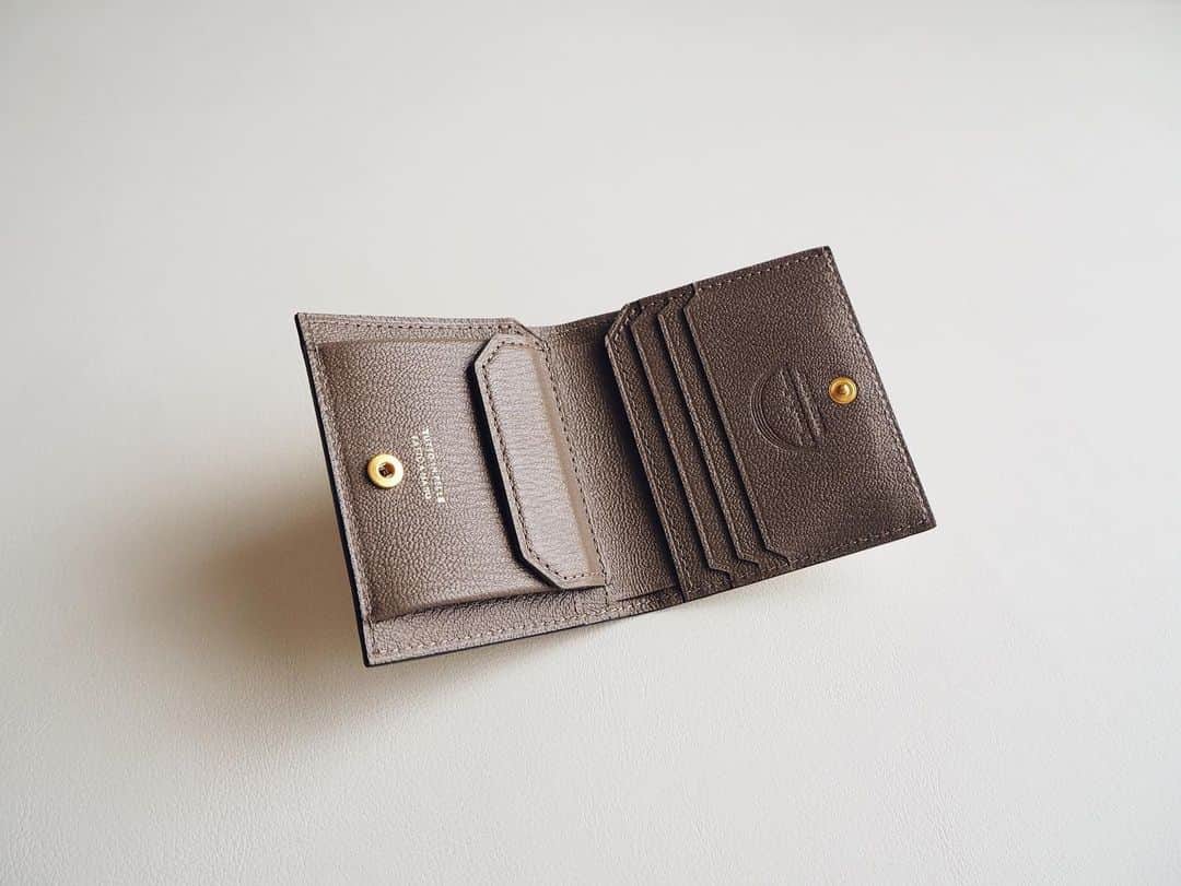 hanaさんのインスタグラム写真 - (hanaInstagram)「wallet🤍 もっているのよりさらにちっちゃな スナップタイプ二つ折りミニウォレット。 カードも小銭もお札もおらずにそのまま入ります。 とにかく薄いので、 ポケットやバッグにころんといれたい。 * #larcobaleno #ラルコバレーノ #イタリア #財布 #italia #wallet #purse #ギフト #gift」1月25日 21時17分 - hana_iroha