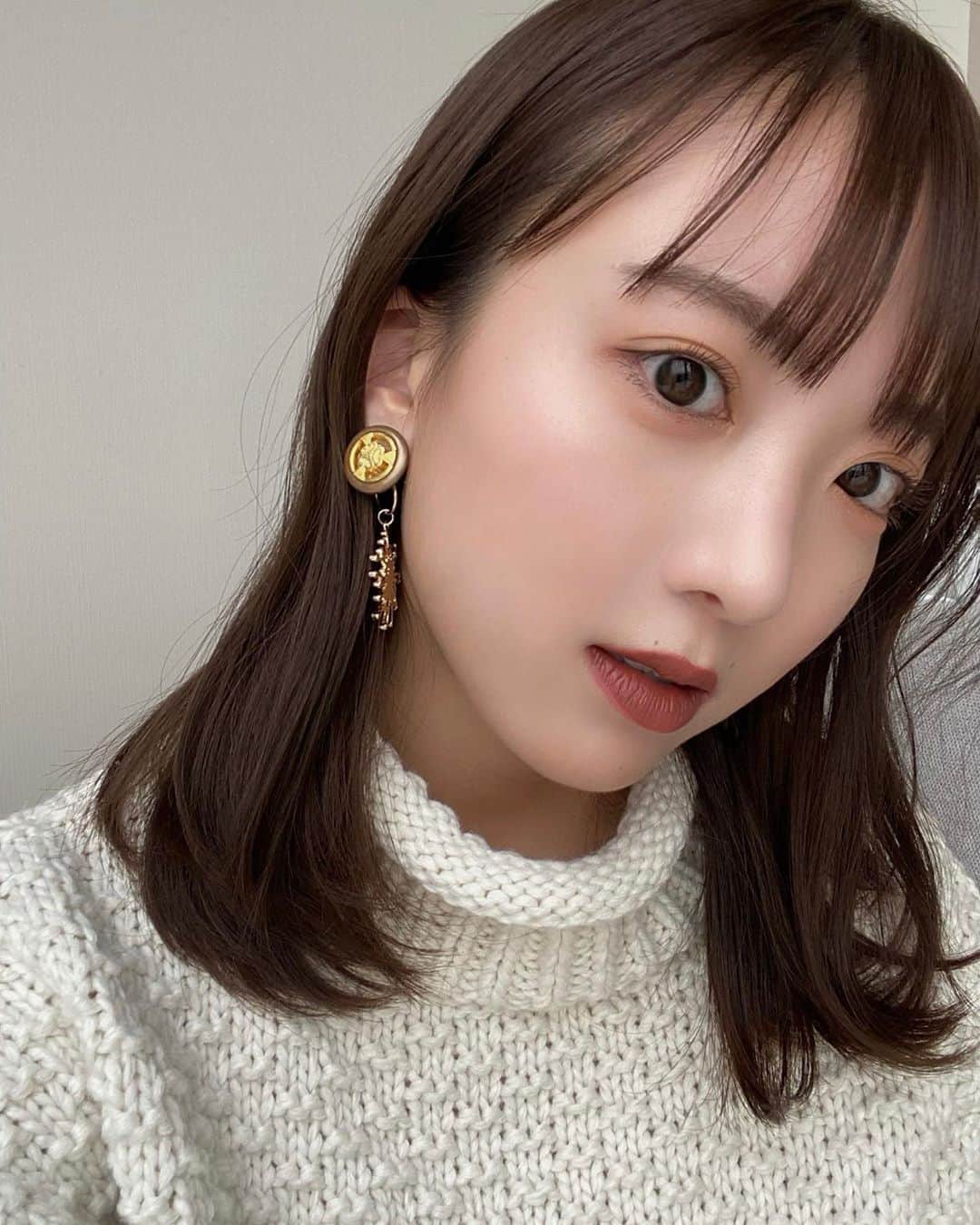 大野真昂のインスタグラム：「☺︎ ・ 前髪切ってもらってスッキリ👶🏻 いつもありがとうございます上田さん👦🏻 @alice.ueda ・ 最近パーマかけたいのに、 まこの髪質を知ってる美容師さんたちみんな 直毛すぎてかかんないと思うって言う。笑 けど直毛だけんパーマかけたい😀 すぐ巻きとれるもん🤷🏻‍♀️ どうしよー。👶🏻 ・ ・ 友達のお店のピアス可愛い🤎 @wiz___18 ・ #alicebyafloat #美容室 #前髪 #パーマ #アクセサリー #ピアス」