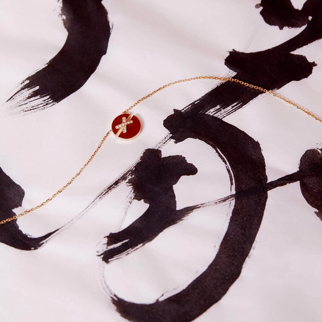 Chaumetさんのインスタグラム写真 - (ChaumetInstagram)「Since its founding in 1780, the Maison celebrates the bonds uniting people. On this special day, enjoy the beautiful shared moments with your loved ones and tell them how much they count for you. #Chaumet #HappyLunarNewYear #YearofTheRat #StoriesofLiens #ChaumetLiens #JeuxdeLiens」1月25日 21時24分 - chaumetofficial