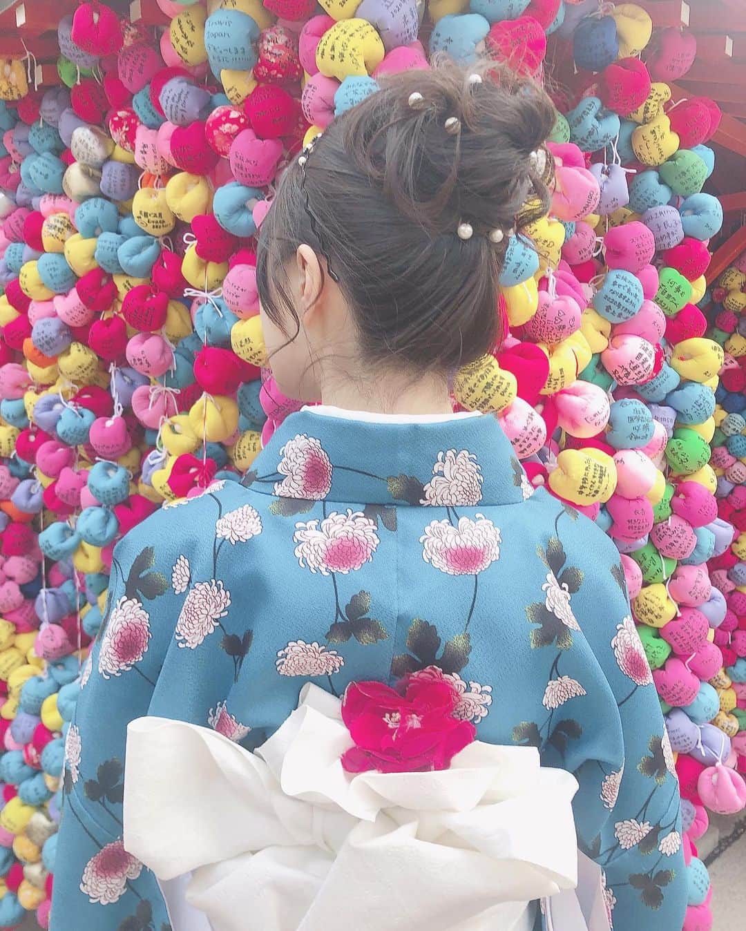 樋口なづなさんのインスタグラム写真 - (樋口なづなInstagram)「🕊 カラフルなくくり猿 に お願い事を書いてきました ！ 叶うといいな 💭 . . お着物の後ろ姿が本当に素敵だったので見てほしい ！ 「 #京都着物レンタルきらり 」 っていうお店で 髪もきれいにセットしていただきました ！ . 髪はだいすきなパールがいっぱいで、 帯のリボンの上に赤いお花をつけてもらいました 💐 . かわいいでしょ〜〜〜 . . . #京都 #京都観光 #八坂庚申堂 #くくり猿 #kyoto #着物 #着物ヘア」1月25日 21時26分 - nazuna_higuchi