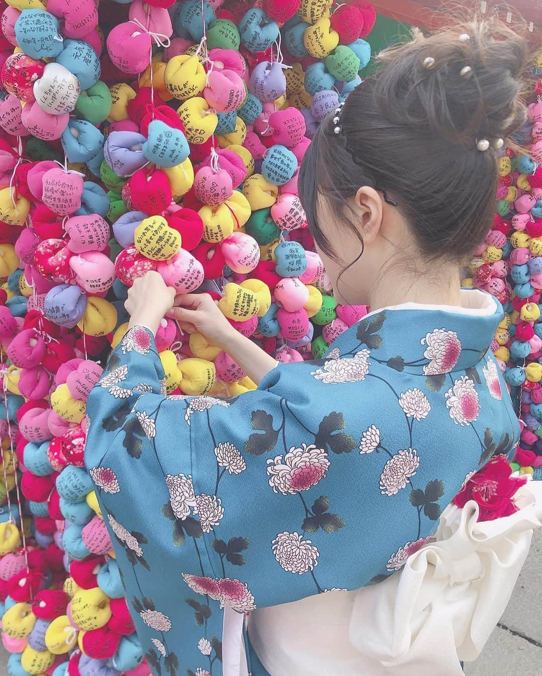 樋口なづなさんのインスタグラム写真 - (樋口なづなInstagram)「🕊 カラフルなくくり猿 に お願い事を書いてきました ！ 叶うといいな 💭 . . お着物の後ろ姿が本当に素敵だったので見てほしい ！ 「 #京都着物レンタルきらり 」 っていうお店で 髪もきれいにセットしていただきました ！ . 髪はだいすきなパールがいっぱいで、 帯のリボンの上に赤いお花をつけてもらいました 💐 . かわいいでしょ〜〜〜 . . . #京都 #京都観光 #八坂庚申堂 #くくり猿 #kyoto #着物 #着物ヘア」1月25日 21時26分 - nazuna_higuchi