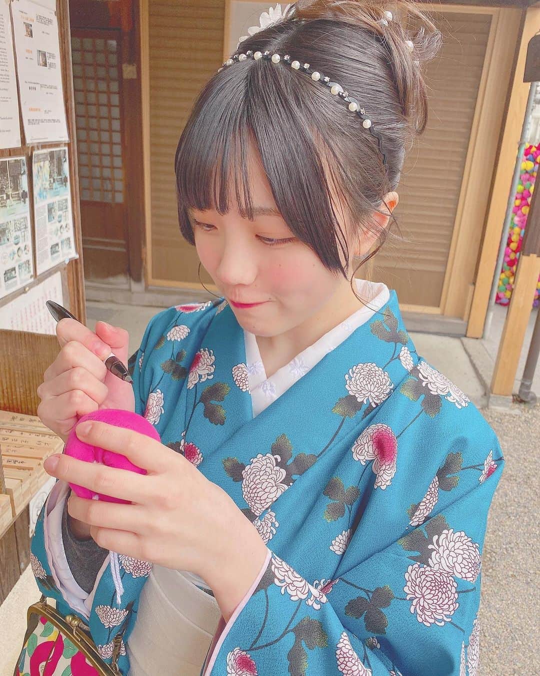 のインスタグラム：「🕊 カラフルなくくり猿 に お願い事を書いてきました ！ 叶うといいな 💭 . . お着物の後ろ姿が本当に素敵だったので見てほしい ！ 「 #京都着物レンタルきらり 」 っていうお店で 髪もきれいにセットしていただきました ！ . 髪はだいすきなパールがいっぱいで、 帯のリボンの上に赤いお花をつけてもらいました 💐 . かわいいでしょ〜〜〜 . . . #京都 #京都観光 #八坂庚申堂 #くくり猿 #kyoto #着物 #着物ヘア」
