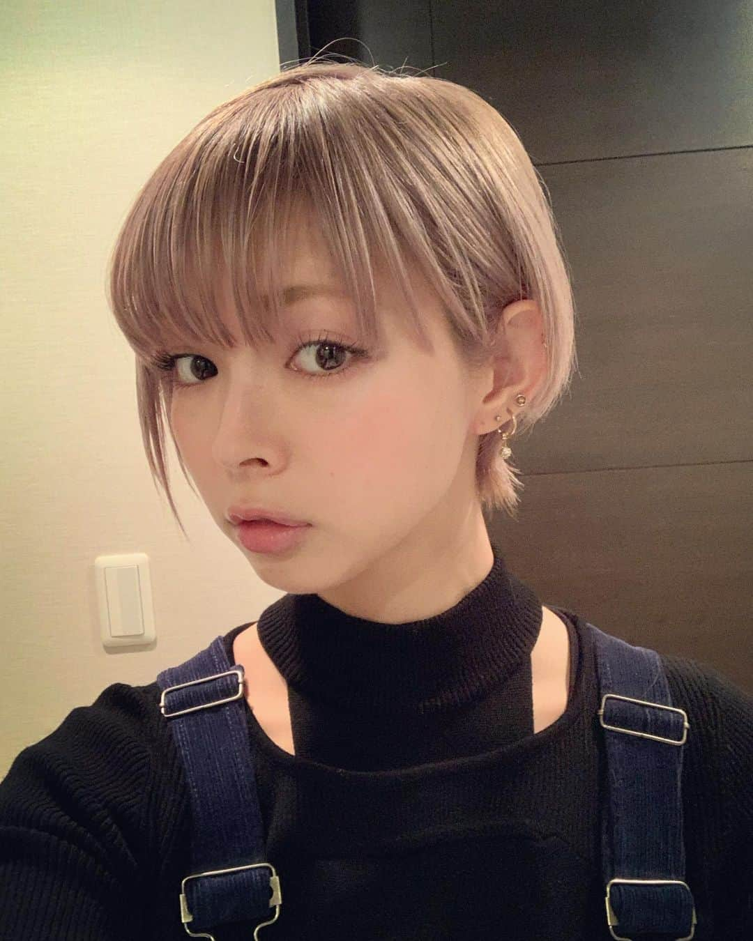 最上もがさんのインスタグラム写真 - (最上もがInstagram)「いまの髪型どんな感じですか？ときかれたので、こんな感じです！(うしろ撮れなくてすみません。。) ちょっとウルフっぽくて襟足だけすこし長いです。カラーは紫入れたのが落ちてきてるので、何色だろ…ピンクベージュっぽい？  こうやってみてもらうとわかるかもですが、結構左右の顔違います。笑 みなさんどっち派ですか🤔？ ちなみにぼくは右の顔が好きじゃなくて、すぐ左向き(実際には右を向いてる)の写真撮っちゃうんです。でんぱ組のときのアー写の位置もそうでした。笑 目の大きさも結構違うので(右が小さい)昔はつけまで左右対称にみえるよう右目だけ少し上の方につけてバランスとってたんですが、いまはつけまのりが合わなくて、かゆくなったりするので自まつ毛なのです。 だから笑った時とか右目だけちっさ！てなること多い。。！笑 左右対称憧れます。 今年は自分に合うメイクをもっと勉強してカバーしていきたい…！😇」1月25日 21時37分 - mogatanpe