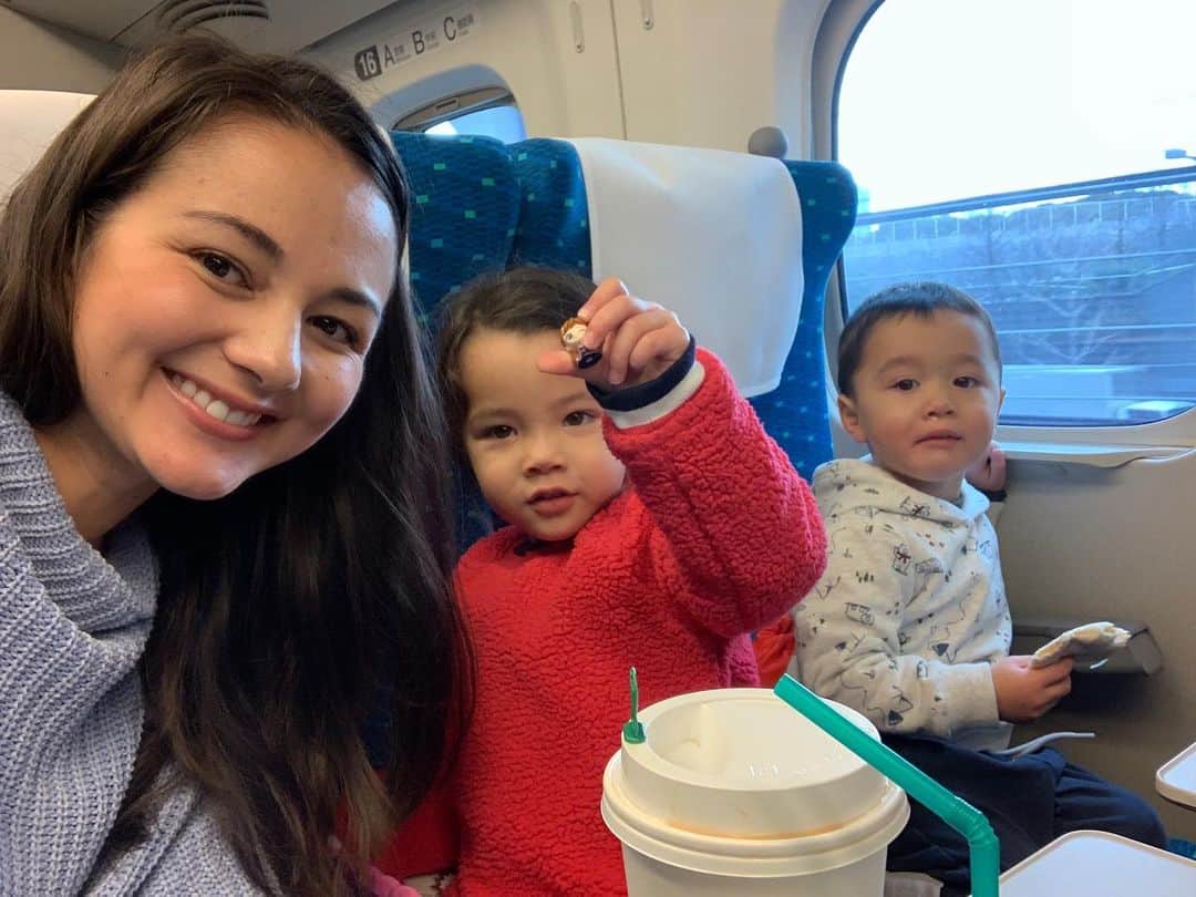 エリナ シルカのインスタグラム：「双子と大阪まで新幹線。 だれも寝なくて、試合中も寝なくて、 なんだか試合したくらいの疲労感😂😂」