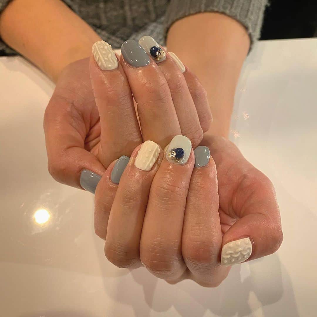 RUBY&ONYX by Kanako Miuraのインスタグラム：「Knit🧶 ・ 寒いのでニット！ ・ ・  1/26 13:30〜,14:30〜 1/27 12:00〜,15:00〜,18:00〜  ご案内可能です💡 お子様もお隣に座れるルームや個室もございます💡 ・ ・ 🌿月額制もやってます🌿 ○プレミアム会員(ハンド&フット)¥29,800(税抜)・ ○ハンドレギュラー会員¥14,800(税抜)・ ○フットレギュラー会員¥14,800(税抜)・ ・ それぞれ全てのメニューが月に何度でもご利用頂けます。  ご予約、お問い合わせはDMまたは 0354595882 LINE ID：@ rubynail までお気軽にどうぞ💫  #daikanyama#nailsalon#nail#gelnail#rubyandonyx#handnail#mode#cool#studs#menscare#ART#winternails#springnails#メンズネイル#メンズケア#定額制ネイル#通い放題#ジェルネイル#ネイル#ノーサンディング#ショートネイル#代官山ネイルサロン#トレンドネイル#春ネイル#ミラーネイル」