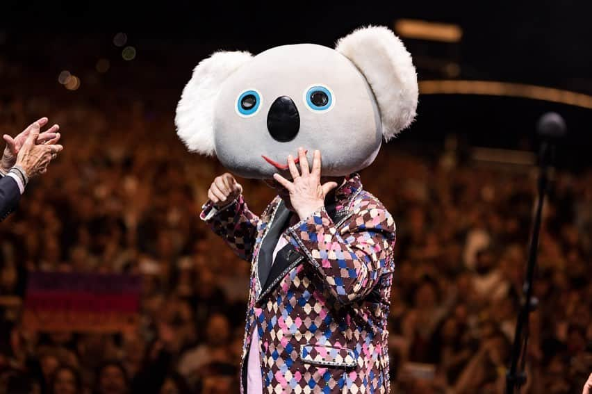 エルトン・ジョンさんのインスタグラム写真 - (エルトン・ジョンInstagram)「Heads up!! 🐨🐨 Thank-you Hanging Rock. Another epic show! 🚀🚀 #EltonFarewellTour 📷: @bengibsonphoto」1月25日 21時39分 - eltonjohn