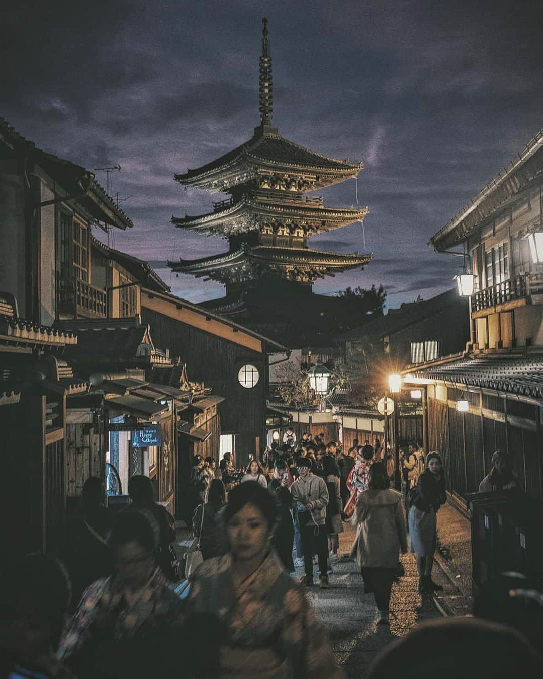 Berlin Tokyoさんのインスタグラム写真 - (Berlin TokyoInstagram)「When evening falls over Kyoto’s historical quarter and the lanterns begin to glow above the narrow streets, the iconic pagoda appears most defined against the sunset. . . . #hellofrom #kyoto #japan」1月25日 21時54分 - tokio_kid
