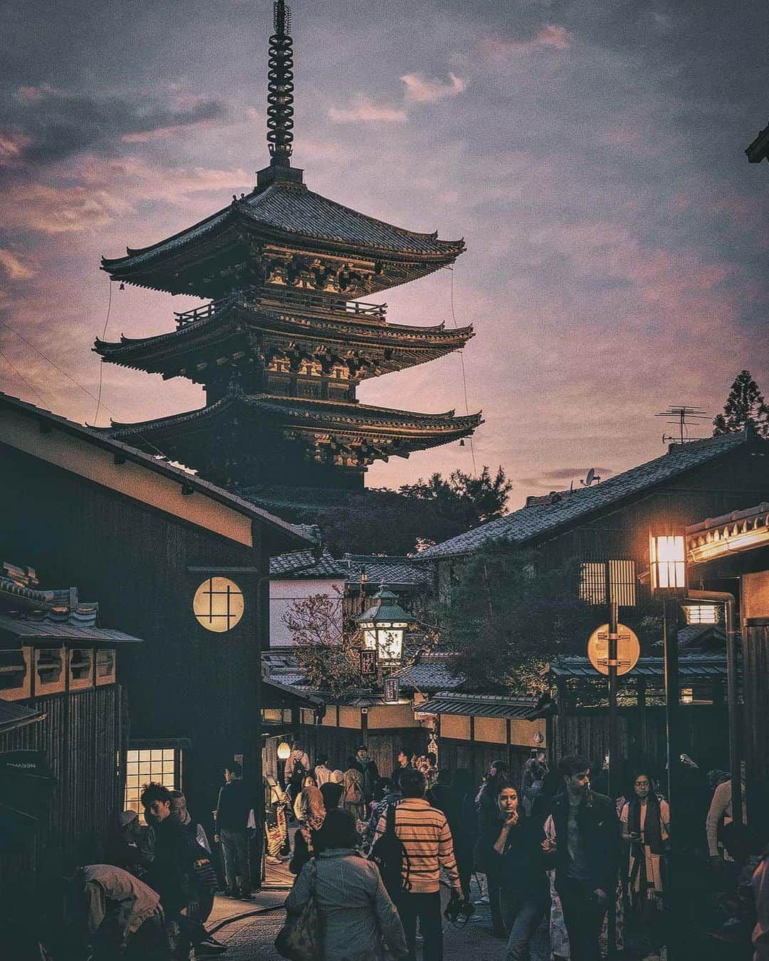 Berlin Tokyoさんのインスタグラム写真 - (Berlin TokyoInstagram)「When evening falls over Kyoto’s historical quarter and the lanterns begin to glow above the narrow streets, the iconic pagoda appears most defined against the sunset. . . . #hellofrom #kyoto #japan」1月25日 21時54分 - tokio_kid