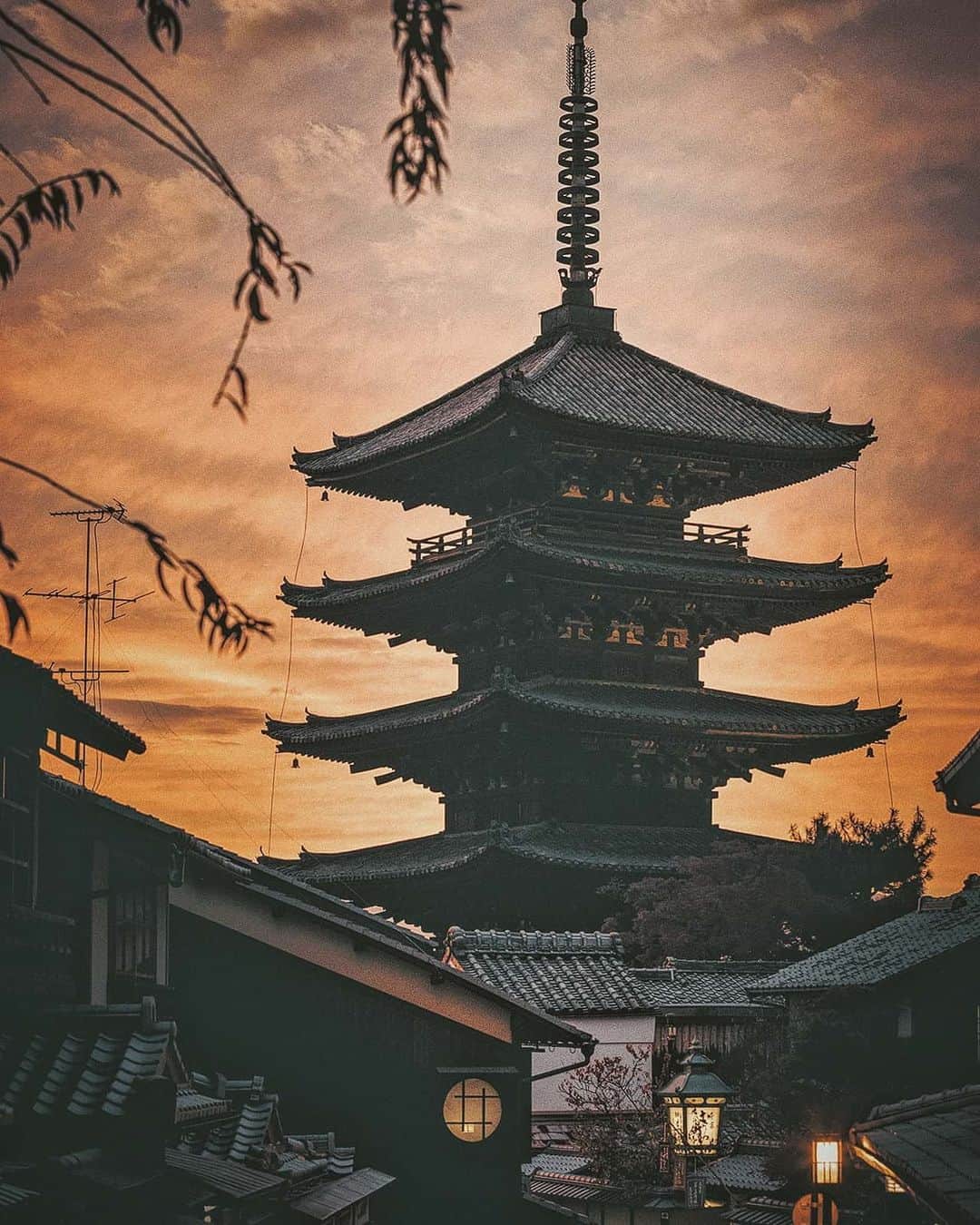 Berlin Tokyoのインスタグラム：「When evening falls over Kyoto’s historical quarter and the lanterns begin to glow above the narrow streets, the iconic pagoda appears most defined against the sunset. . . . #hellofrom #kyoto #japan」
