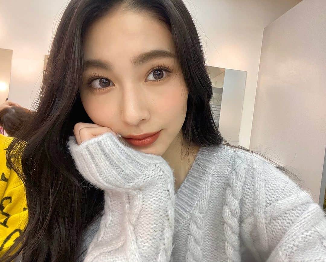 西村円花のインスタグラム：「🧖🏻‍♀️🧖🏻‍♀️🧖🏻‍♀️ ・ ・ ・ おはだのこと褒めてもらえた日🥰 メイクもしやすくて、 なんだかうれしい😆 ・ ・ 眉毛もいいかんじにふさふさなってきた✊ ・ ・ #데일리룩 #셀피 #메이크업」