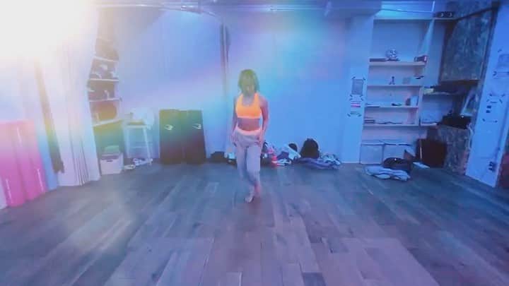 Nazukiのインスタグラム：「🌟Nazuki lesson🌟 @ellamai  #ownit  毎月ヒール jazz hiphop など、 少人数でやってるよ✌️ 大人数でやるより少人数レッスンの方が自分も教え甲斐あるし、生徒の成長が見れて、1人1人アドバイスもできる✌️ 為になるレッスンをモットーに 👍✨👍✨ #dance #dancer #lesson #privatelesson #coreography  #ダンスレッスン　#プライベートレッスン　#トレーニング #ダンス」