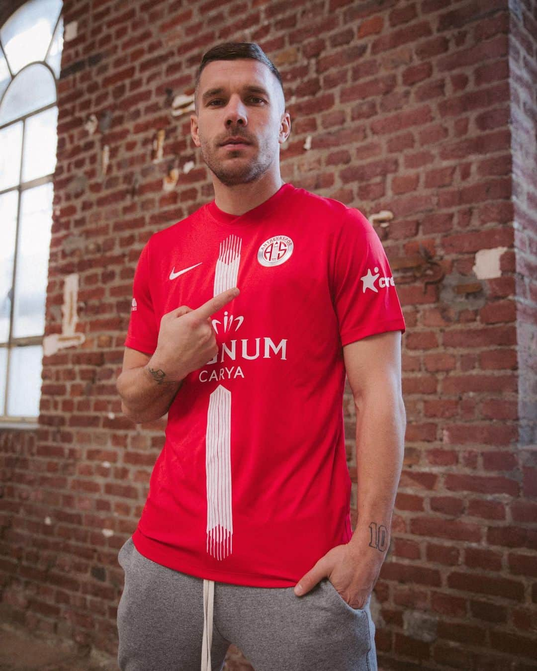 ルーカス・ポドルスキさんのインスタグラム写真 - (ルーカス・ポドルスキInstagram)「Swipe to see my back-number ➡ #poldi #turkey #newchapter @antalyaspor 🦂」1月25日 22時08分 - lukaspodolski