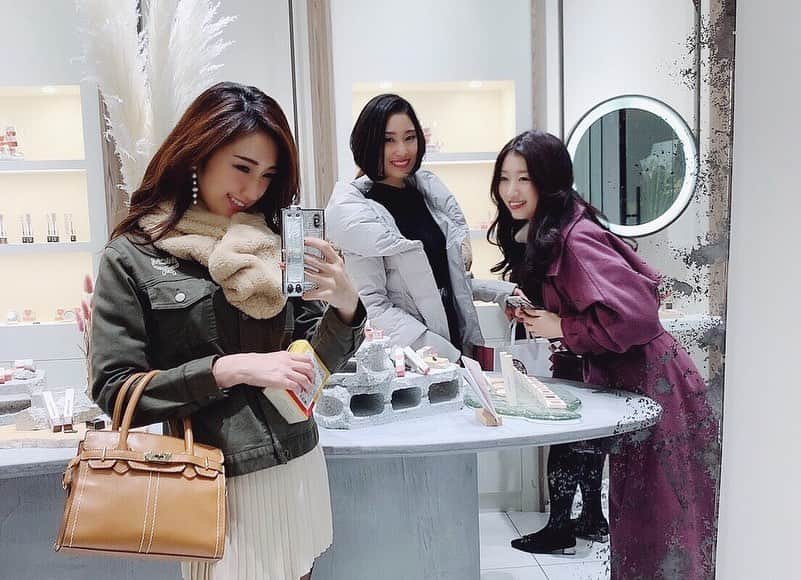 のインスタグラム：「. . だいすき、3人はじめ。 . #アクティブ#ポジティブ#フッ軽 笑 #先輩 であり、 #姉 であり、 #同志 であり。 ほんとにほんとに尊敬できる、お2人。 . . #love ♡ 今年も、宜しくお願い致します🥺♡ . . そしてそして、お耳にキラリ @c_madebychika 👂 やっぱりやっぱり、素敵。嬉しい。 お2人が着けて下さっている作品も、 販売予定！お待ち下さいね♡ . #model#fashionmodel#모델#和装モデル#webモデル#関西モデル#partsmodel#作品撮り#フリーランス#freelance#福井千佳#chika_fukui#インフルエンサー#beauty#followme#style#おしゃれさんと繋がりたい#picoftheday#japan#サロモ#handmadeaccessory#ハンドメイドアクセサリー#いいね返し」
