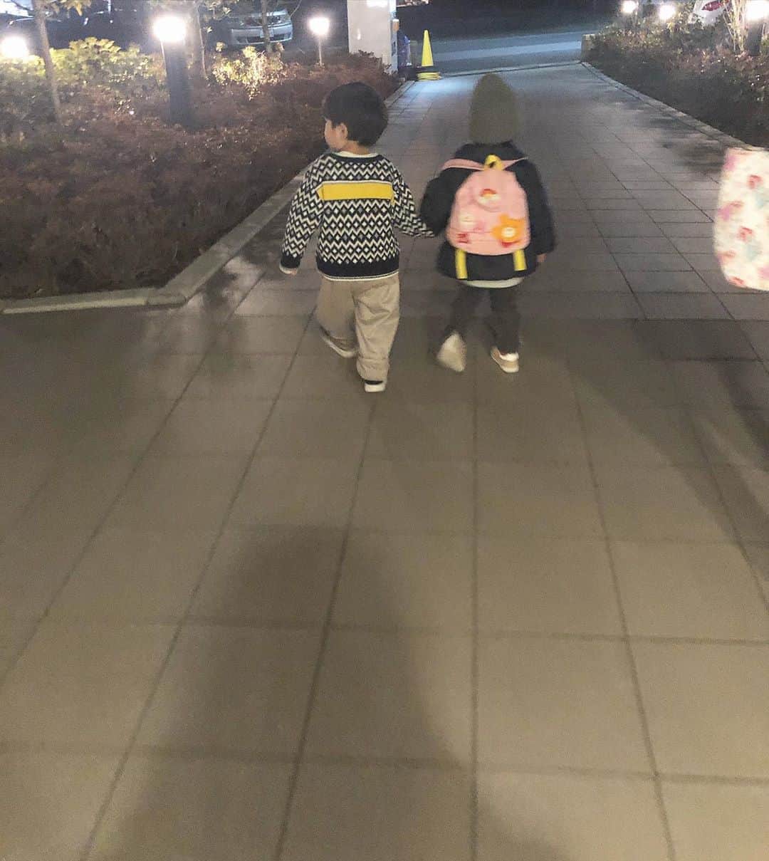 のインスタグラム：「すごく人見知りだったのに﻿ 楽しそうに遊ぶ姿が見れるなんて😭❤︎﻿ ﻿ さくちゃんりっちゃんありがとう🧡﻿ みんなで同じ幼稚園行きたいな😭😭﻿ #転勤族ぴえん﻿ #ぴえん。笑﻿ ﻿  #関東ママ﻿ #2歳7ヶ月﻿ #男の子ママ﻿ #男の子ベビー﻿ #2歳差育児﻿ #2歳差兄弟」