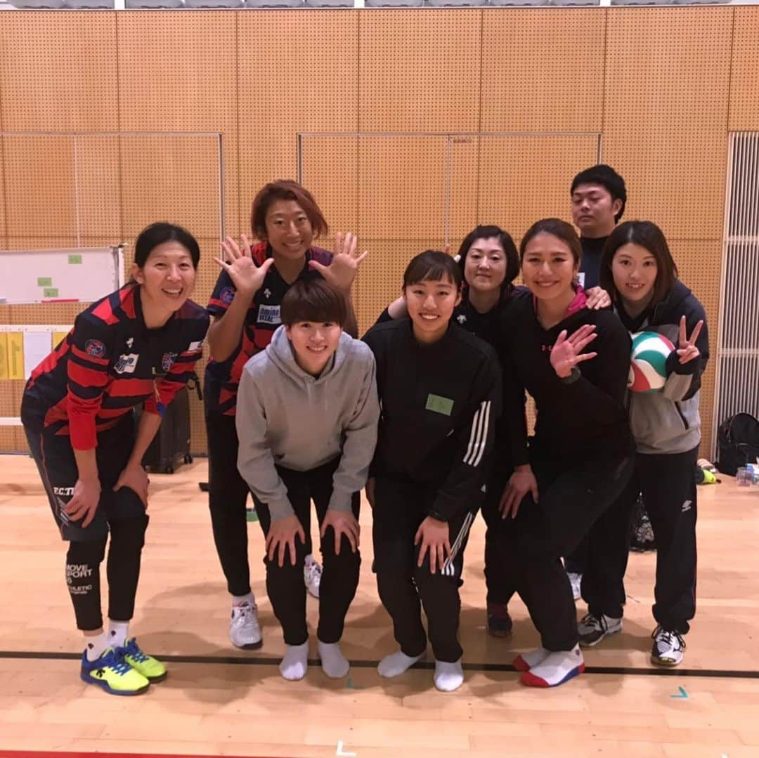 宮川紗麻亜さんのインスタグラム写真 - (宮川紗麻亜Instagram)「🌻 昨日は小学生とバレーボール🏐 1対4でゲームしたけど、結構キツかった〜😂 いい運動だったな〜！！ チーム名は…キューティーハニーと言ったら小学生がポカーンとしてた😅 そりゃ、分からないか！笑  そして、そして！低学年の女の子に、ウエスト細〜いと言って貰えて大満足の日となりました❤️ だって、子供がぽろっと言った言葉だから事実でしょ？笑 素直に喜んでおこうと思います😜 #バレーボール #volleyball #小学生 #training #beautyadviser #beachvolleyball #ビーチバレー #summermiyagawa #宮川紗麻亜 #キューティーハニー」1月25日 22時15分 - sunflower__summer