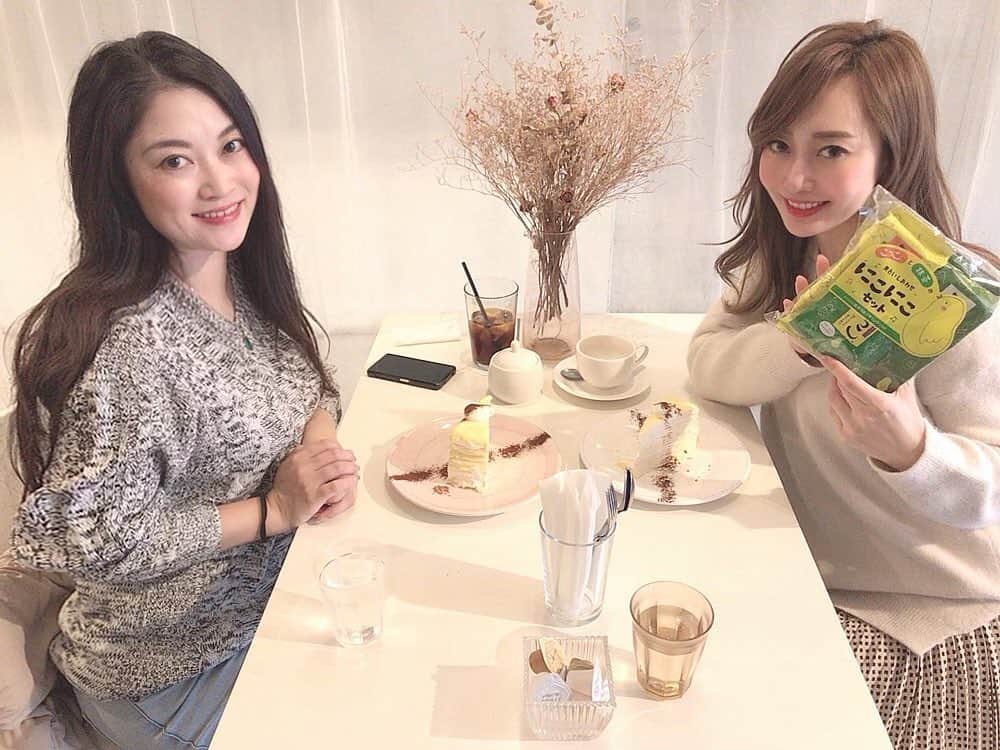 白井ゆかりさんのインスタグラム写真 - (白井ゆかりInstagram)「竹内が大阪きた♡﻿ ﻿ ﻿ #苗字で呼び合う仲﻿ #女子校出身﻿ #静岡 #こっこ﻿ #親友 #補習 #眞名先生 #ジャンパースカート #女子礼法﻿ #cafemode﻿ #映えカフェ #堀江カフェ #大阪カフェ﻿」1月25日 22時22分 - yukarealestate