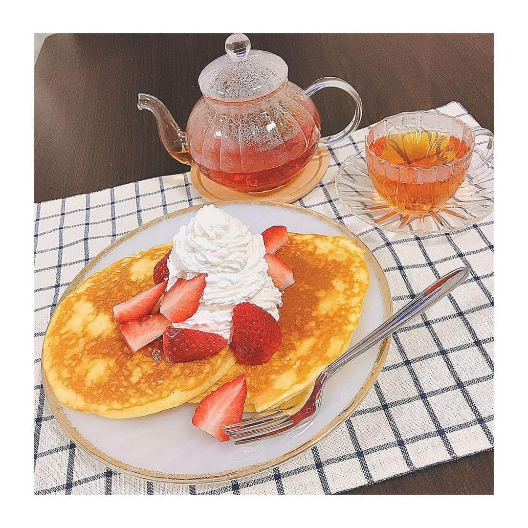 本田みくさんのインスタグラム写真 - (本田みくInstagram)「🥞 今日がホットケーキの日だって知ってた？？私全く知らなかったんだけど夕方急激にホットケーキ食べたくなって作っちゃいました！ . . 最初はカフェ行こうかなと思って準備してたんだけど、北海道の中心部って観光客の方多いから不要不急の用事だし(ホットケーキ食べたい欲望のみ)家の近くのスーパーにするかぁという感じで落ち着きました😌 . . でもよく考えたらひとりでに食べたいと思った訳じゃなくて、インスタグラマーの方とかがホットケーキの日だからということで気づかないうちにいつもよりホットケーキ写真を多めに見てたからかも？ . みなさんはどう思いますか？🤔 . .」1月25日 22時30分 - hondamiku