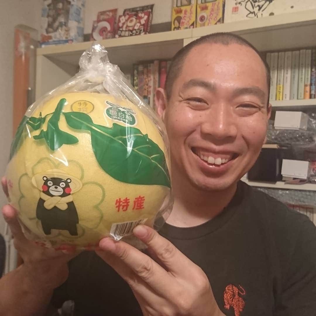 松本康太さんのインスタグラム写真 - (松本康太Instagram)「『晩白柚(ばんぺいゆ)』熊本県産の晩白柚♪大きなハッサクのような食べ物！毎年この季節になったら購入するのです♪1月～3月が食べ頃！しっかりした粒で美味しい♪皮はとても香りが良いので、お風呂に入れるのです(^-^)/ #旬 #晩白柚 #ばんぺいゆ #熊本県 #晩白柚風呂 #美味しい #果物 #くだもの #レギュラー松本 #あるある探検隊 #大好物」1月25日 22時22分 - aruarutankentai.matsumoto