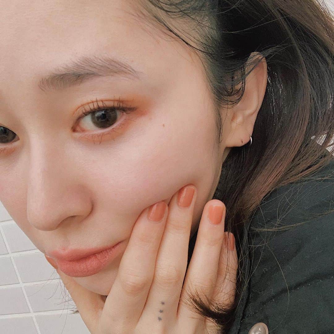 のインスタグラム：「ㅤㅤㅤㅤㅤㅤㅤㅤㅤㅤ やっぱりorangeしっくりくるな〜🍊🍊🍊 ㅤㅤㅤㅤㅤㅤㅤㅤㅤㅤ " MELODICのカラー、目元ふっくら明るく見えるので夕方のくすみにもばっちりですよ◎ "って🥺 なんとスバラシイ… 🥺 ㅤㅤㅤㅤㅤㅤㅤㅤㅤㅤ eye / allured single eyeshadow # 27( MELODIC ) lip / awaking silky rouge #05( FUZZY ARCADIA ) @dazzshop_official ㅤㅤㅤㅤㅤㅤㅤㅤㅤㅤ 〜・〜・〜・〜・〜・〜・〜・〜・〜・〜・〜 #dazzshop#makeup#cosmetics#pr#eyemake#orange#dazzshopメイク#メイクアップ#アイメイク」