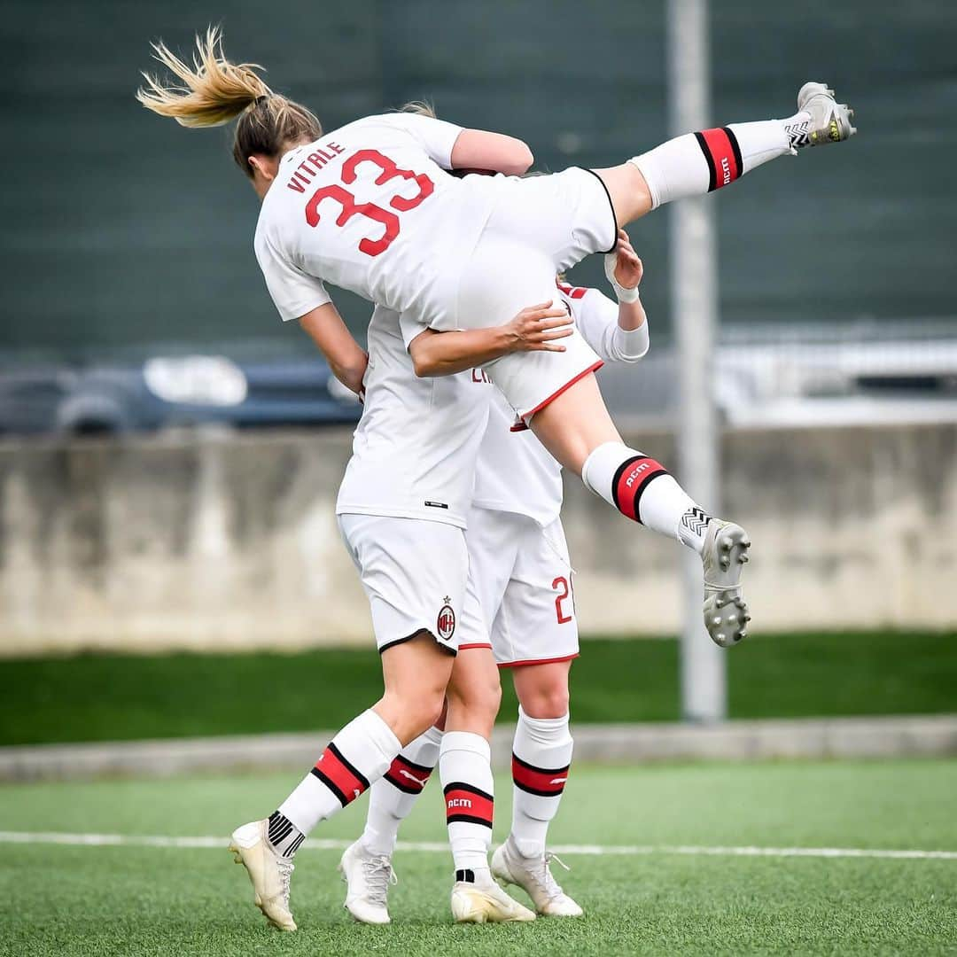 ACミランさんのインスタグラム写真 - (ACミランInstagram)「#OrobicaMilan: 0⃣-1⃣ 🔚 ⚽ @dominikaconc7 👏🏻 Better late than never 😀 Job well done, Rossonere ❤🖤 #FollowTheRossonere #SempreMilan」1月25日 22時26分 - acmilan