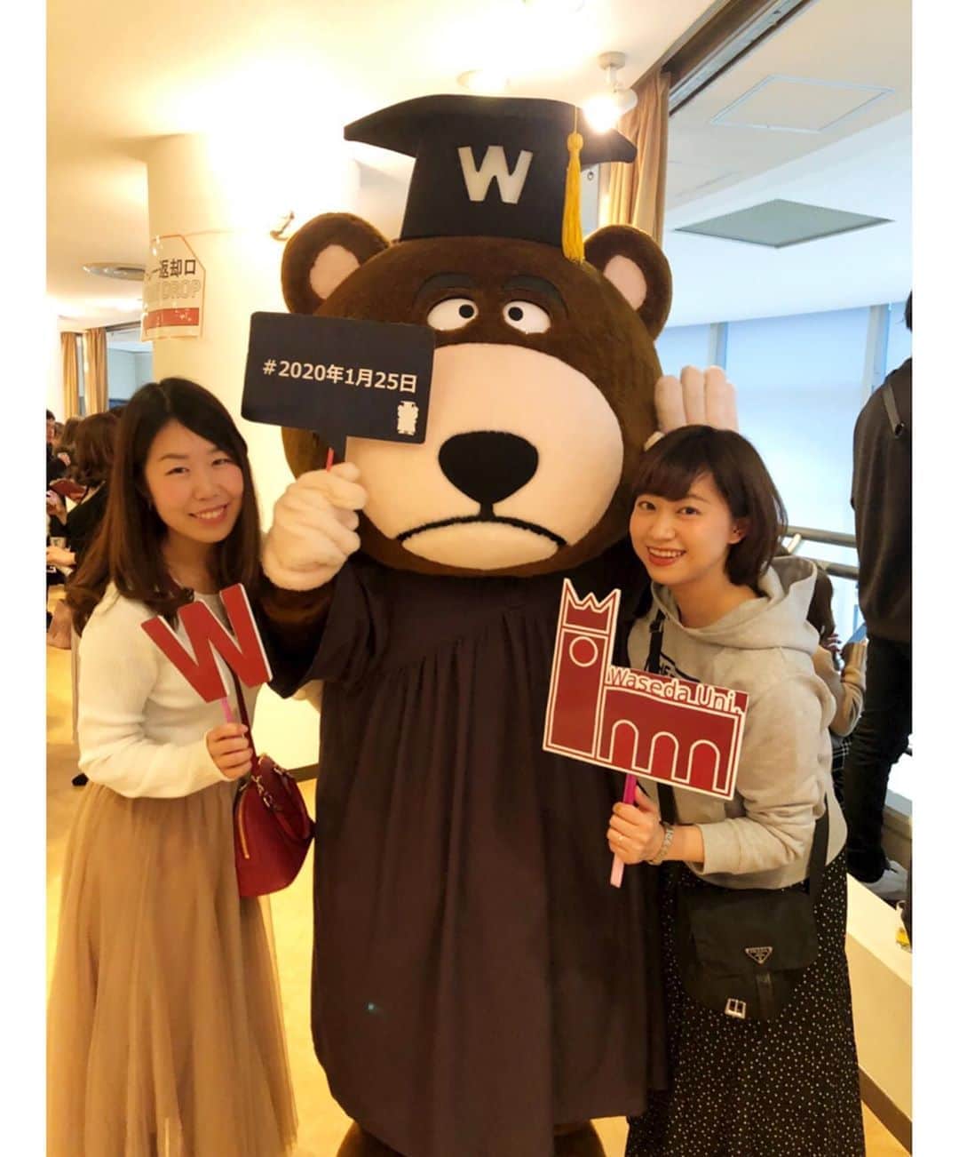 渡辺梨夏子のインスタグラム：「大学を卒業して５年のようです。  2011年に上京して、震災もあり、入学式がなくなって、授業も１ヶ月遅れてスタート。mixiやSkypeで繋がりはじめた皆。懐かしさが溢れます。大学時代の記憶がフラッシュバックする...色々色々あったけど、４年間とっても楽しかったなあ🕊  #wasedauniversity #waseda #2015卒」
