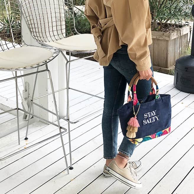 ラレイアのインスタグラム：「🌴 お買い物マラソンのcheckはお済みですか？❤︎ SALE商品をgetできるのもお買い物マラソン期間で終了となります！ ・ ・ 2020年SS展示会でも大人気だったパイル素材のタッセル付きミニトートが今なら楽天限定で先行予約開始しております✨ ・ ・ そしてColleen Wilcox公式ギャラリー「Colleen Wilcox Gallery」 @colleenwilcoxgallery_jp ですが、明日で一旦クローズとなり2月にお台場にてリニューアルOPENとなりました！ 明日が横浜での営業最終日となりますのでお近くの際はぜひお立ち寄りください🌺 @laleia_official  @colleenwilcoxgallery_jp  #colleenwilcox#art#hawaii#aloha#surf#beach#laleia#ハワイ#フォトジェニック#インスタ映え#インスタ女子#アロハ#ビーチ#海を感じる雑貨#ラレイア#アート#ビーチガール#サーフスタイル#大人カジュアル#楽天#コリーンウィルコックス#コリーンウィルコックスギャラリー」