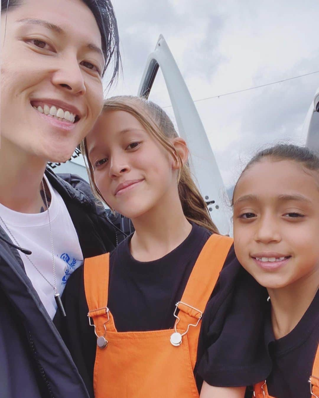 雅-MIYAVI-さんのインスタグラム写真 - (雅-MIYAVI-Instagram)「Met Colombian IDP (=Internally Displaced Person) youth. The community they built welcomes Venezuelan refugees and supports them. Although Colombia itself still has domestic issues with about 23,000 IDP people (within 2019*) in its country, they keep their door open for refugees and people who need help from their neighboring countries. These youth members have also fled their home, so they know how hard it is to survive in a place you’ve never been to before without having anything as they themselves have had to flee their homes. They bring people together with music, art, dancing and sports to encourage refugees and lead children in the right way. We also felt like we were at home. Thank you for your great hospitality and showing your big support for refugees. Big big respect, CASA LOMA Familia!!!! 在哥伦比亚IDP（国内流离失所者）年轻人社区。这里积极接纳委内瑞拉避难者并为他们提供支援。虽然哥伦比亚因为武装势力控制或毒品走私等国内局势，近两万三千人被迫背井离乡。这个社区居民也曾经有过离开家乡的经历，了解在一个陌生的地方立足的艰难。不论情况有多艰难，他们坚持通过音乐、艺术、舞蹈和运动，促进人们的相互理解，让孩子们了解拥有梦想的美好。在这里我们也感受到了宾至如归的热情。感谢你们的宽广情怀和大力支援。从心底尊敬他们🙏🏻コロンビア国内避難民の若者たちのコミュニティにて。ここでは若者たちが積極的にベネズエラからの難民の方々を受け入れ、支援しています。コロンビアという国自体、武装勢力のはびこる地域や麻薬の密輸入出など、まだまだいくつもの問題を抱え、国内において、それらの問題によって住むところを逃れている人たちが（※２０１９年だけで）およそ２万３千人ほどいる中で、それでも門を開き、難民の皆さんを受け入れています。このコミュニティの若者たちも住んでいた街からこの地へやってきたので、何も持たず知らない土地で暮らしを始める大変を知っています。どんなに辛い状況でも音楽、アート、ダンス、そしてスポーツを通じて、人とわかり合う、そして夢を持つ素晴らしさを若い世代の子たち伝えていく。僕たちも家に帰ってきたような温かいおもてなしを受けました。大きな心と支援をありがとう。あなたたちを心から尊敬します。#UNHCR #EveryDreamCounts」1月25日 22時34分 - miyavi_ishihara