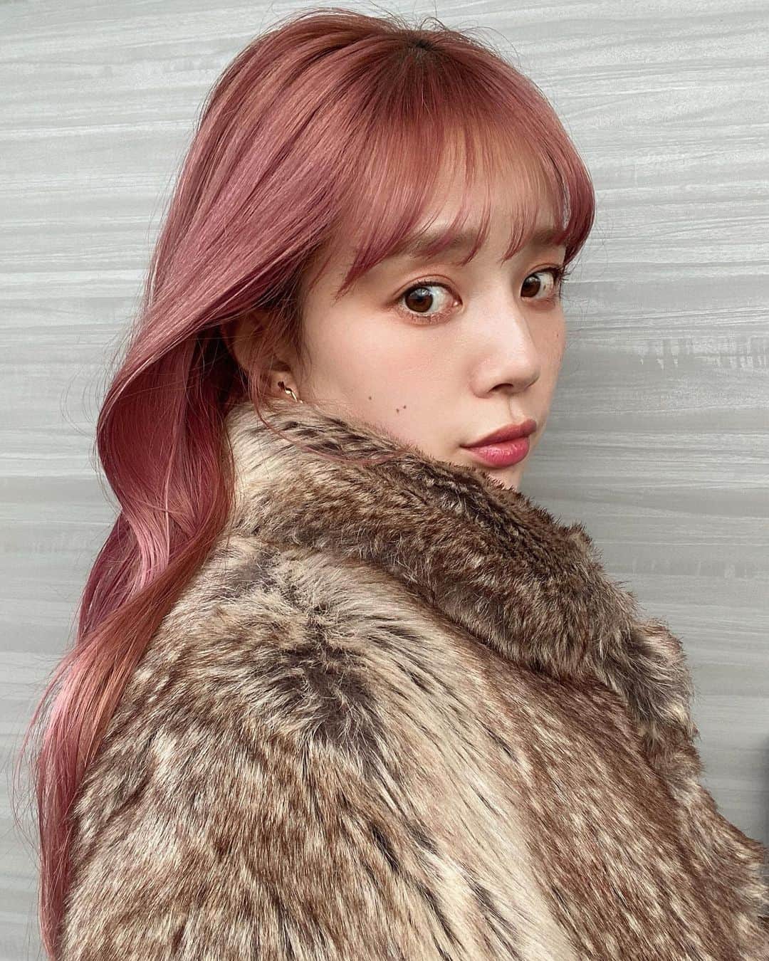 目見田早弥子のインスタグラム：「| 🌸🍑💞 pink chargeした𓈒𓂂 そして勝手に前髪を切りました🙂... ピンクシャンプーでキープしてるから 今はまだちょっと理想より濃いめ。」