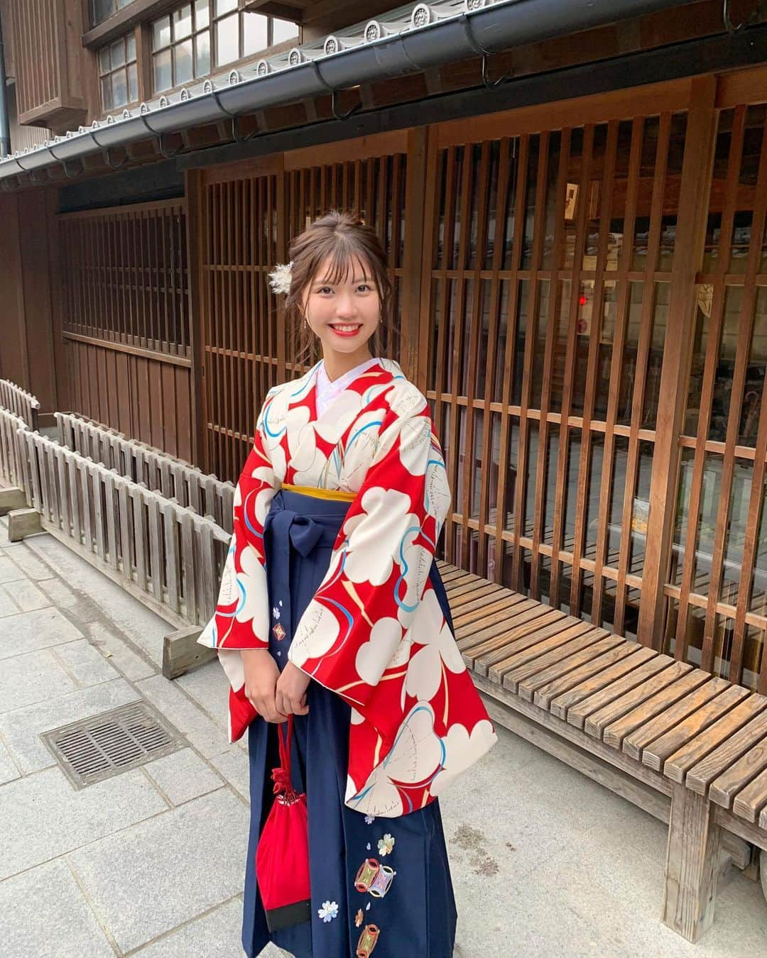 足立沙織さんのインスタグラム写真 - (足立沙織Instagram)「. 袴の刺繍も可愛いから全身も👘 . . . . . . . . . . . . #fukuoka#fukuokapics#hakama #卒業袴#福岡#太宰府#太宰府天満宮#前撮り #袴ヘア#袴ヘアアレンジ#ヘアアレンジ簡単 #振袖#ヘアアレンジ#ラプンツェルヘア  #着物#振袖ヘア#ヘアースタイル #ドライフラワー髪飾り#ドライフラワー #まゆの会#はかま体験#リハ卒 #좋아요반사#좋아요꾹#데일리룩코디#패션스타그램」1月25日 22時37分 - sao_ri_17