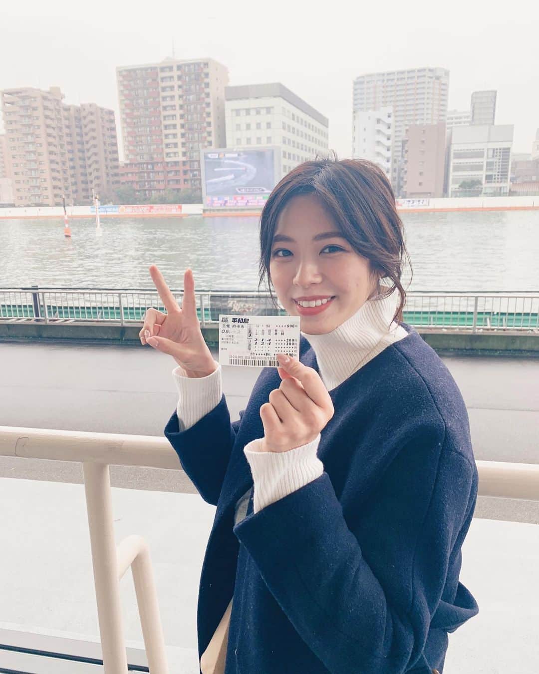 わちみなみのインスタグラム：「平和島のボートレースに行ったよ❣️﻿ 5Rは当たった！﻿ オッズ低めの人気なやつで当たって、賭け金もそんなにでしたが、、😭﻿ そんなに数買ってないし、賭け金多めにすればよかった😔💦﻿ ﻿ 穴で当てられたら楽しいだろうなー！！﻿ ﻿ 6挺が1着になるレースがあって﻿ 追い抜く角度が鋭く、﻿ かっこよくて大盛り上がりだったの‼️‼️﻿ ﻿ ﻿ 新聞ちょっと読み方むずかしくて困ってる。。﻿ ﻿ ボートレース場にいるおじいちゃんに聞けば﻿ 教えてくれるんだけど﻿ 自分でもわかるようになりたい😃﻿ ﻿ 現場の独特な雰囲気が面白いです。﻿ ﻿ #ボートレース ﻿ #ハマる﻿ #わちみなみ #平和島」