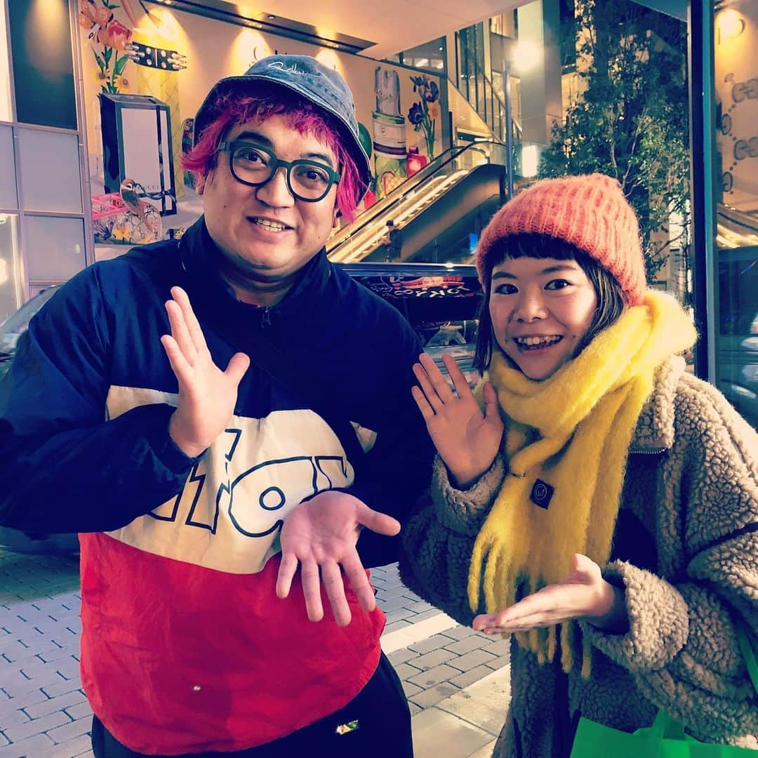 デッカチャンさんのインスタグラム写真 - (デッカチャンInstagram)「渋谷の新しいPARCO前でばったり #おみそはん ご結婚オメデッカチャンです💒 声をかけてくれてありがとうございます😊 #TFM #スカイロケットカンパニー の #きゅうりのQちゃんファミリー だと勝手に思ってるデッカチャンだよ🥁  いつか楽曲でコラボしてみたいです✌️ 食べ物はやっぱりカラアゲイションかな？  ってTwitterで呟いたらリプライが… 『 #からあげダイエット 』って曲はどうですか？と。  僕は食べることばっかりに集中してそんな発想できなかったデブの天敵 #ダイエット !! でも唐揚げ食べれてダイエット出来るなら最高！ 2020年はこの曲を実現できるように頑張ります♪」1月25日 22時40分 - dekkachan2003