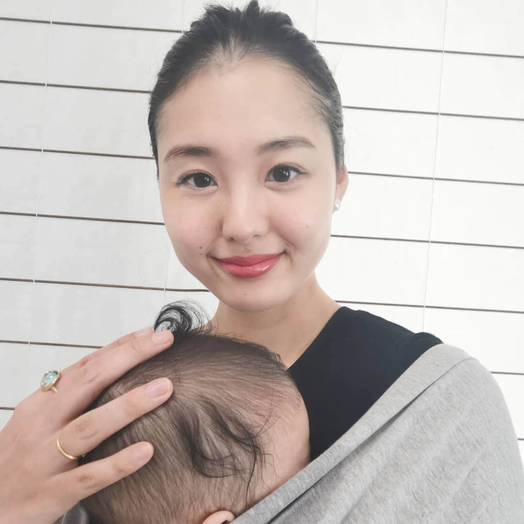 ayaka8880のインスタグラム：「. . 勇気だして自撮り。すみません . ダイエットと共に、顔も少しほっそりしてきたような。 . 勘違いかもですが、勘違いしておこう🤭へへ . 久々に聖書のマタイによる福音書7章(たぶん)を思い出しました。 . 求めなさい、そうすれば与えられる。 探しなさい、そうすれば見つかる。 門を叩きなさい、そうすれば開かれる。 . その先、忘れる。笑 . でも、色んなことに役立つ言葉💫 . . #産後ダイエット」