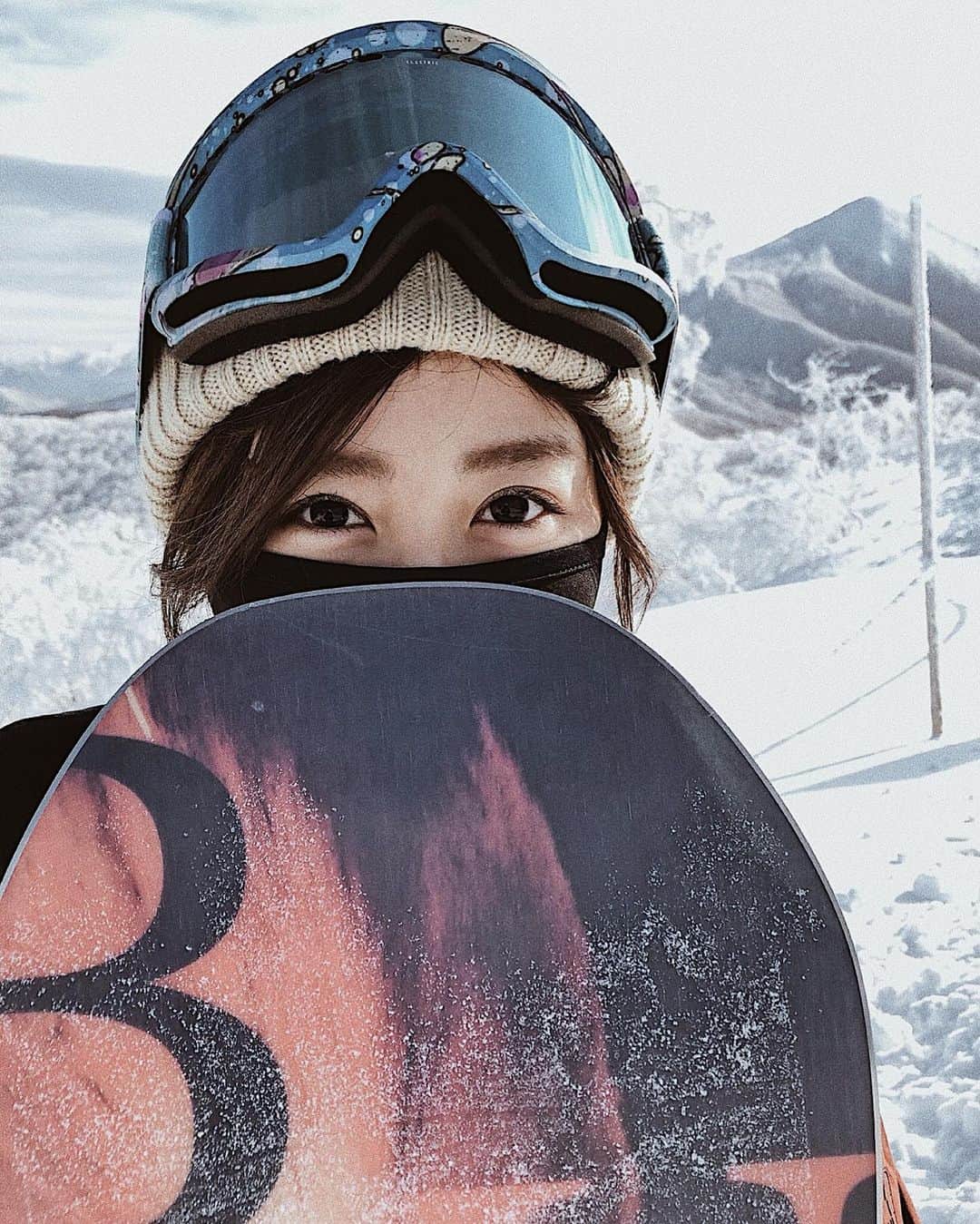 谷山響のインスタグラム：「𝚜𝚗𝚘𝚠 𝚜𝚌𝚎𝚗𝚎  The best moment of snowboarding is when I can make a mark on the slope 🐾」