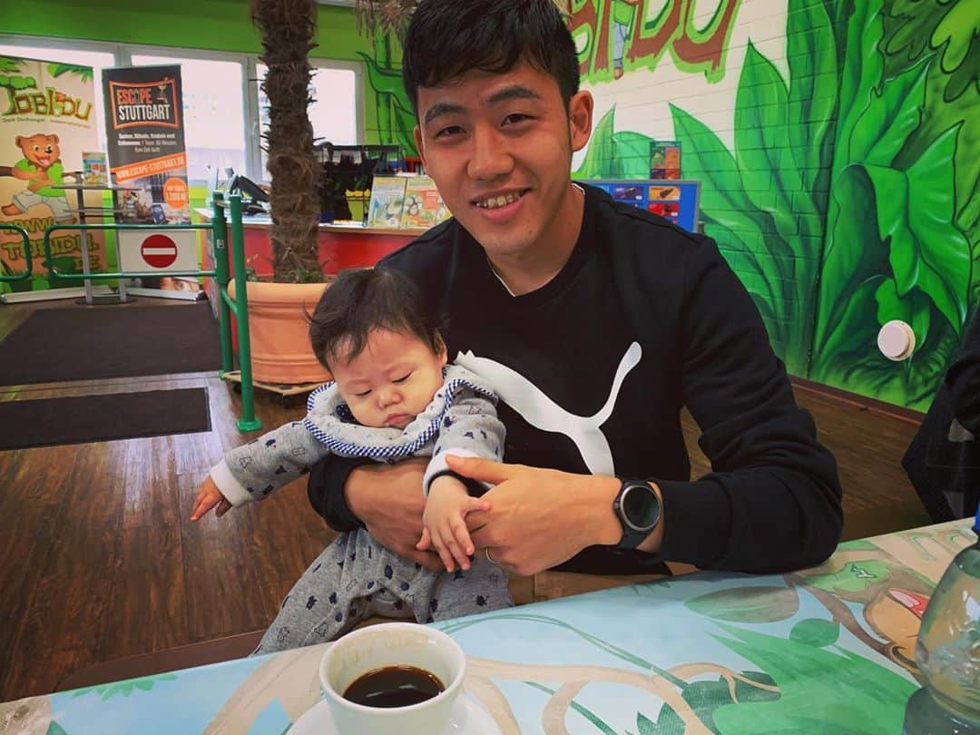 遠藤航のインスタグラム：「Family day😊 . . . #dayoff #family #kids . . . #プーマスマートウォッチ #pumasmartwatch  #PUMA #プーマ #pumajapan . . . #stuttgart #germany #🇩🇪」