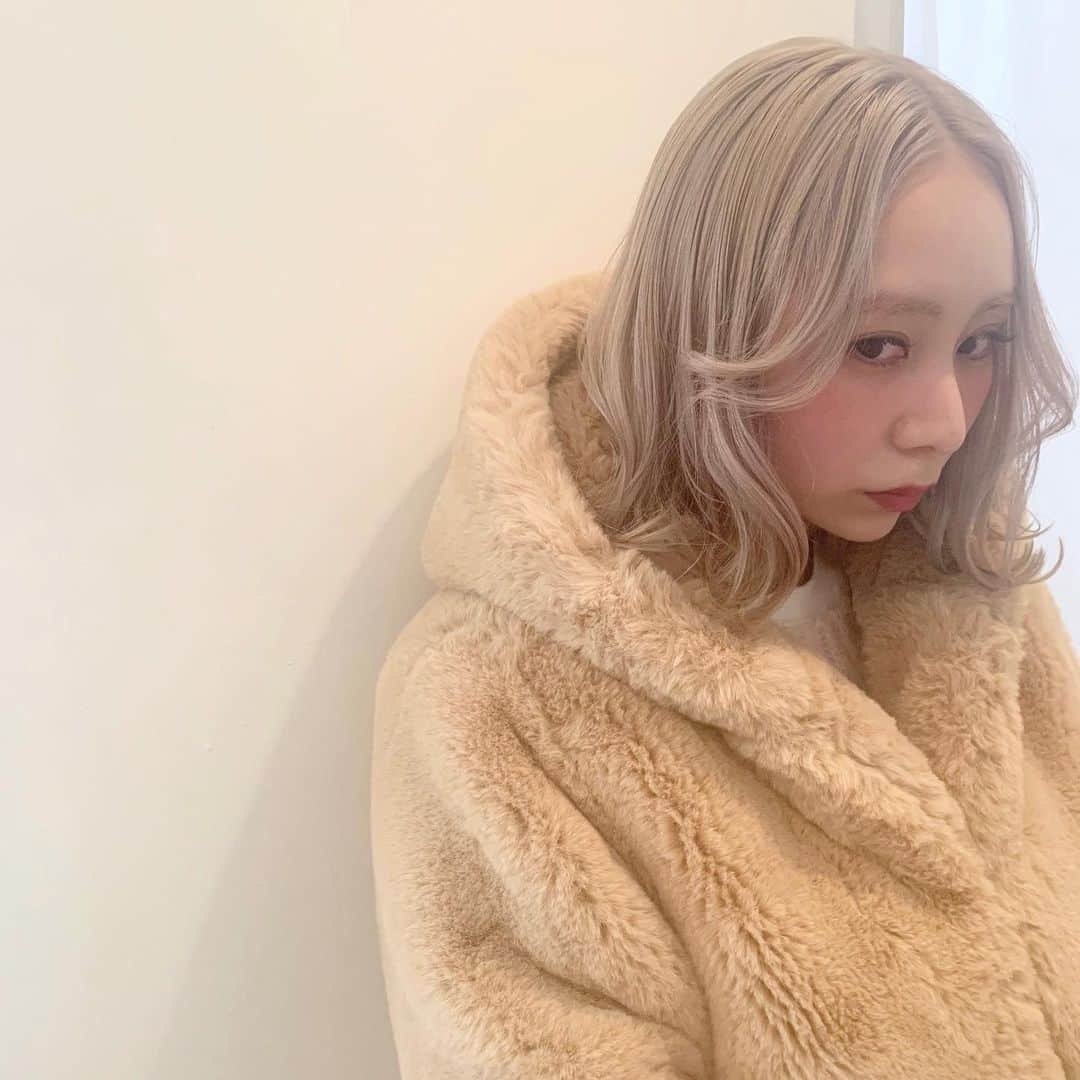 NANA HOSOYAさんのインスタグラム写真 - (NANA HOSOYAInstagram)「White beige🌼🌼 かわいいえりかさんです。根本1ミリあけブリーチのオペでございました🩺ブリーチがしみちゃう方もご相談くださいませ。 ありがとうございました♡♡」1月25日 22時50分 - nana_hair_tokyo
