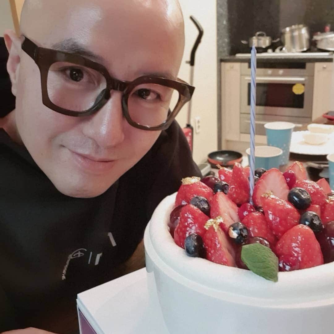 ホン・ソクチョンさんのインスタグラム写真 - (ホン・ソクチョンInstagram)「엄마아빠 아들 생일 맞아 서울나들이 용돈과 편지까지  울엄마 넘 감동  서울올라오기전 어젯밤  편지를 쓰셧다  눈물날거같아 못읽엇다  자기전에 읽어야지  엄마아빠 너무너무 사랑합니다  부족한아들 잘 키워주셔서 넘넘 고마워여 ㅎㅎ건강만하세여  사랑해요」1月25日 22時53分 - tonyhong1004