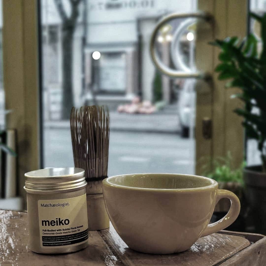Matchæologist®さんのインスタグラム写真 - (Matchæologist®Instagram)「🤗🍵 Who else is in love with  this stunning #MatchaLatte art using our Midori™ #Matcha! We cannot thank @lukmasterbrewing enough for this amazing shot! 🌿 . 🎊 GIVEAWAY REMINDER?! 🎊Head to the previous post to find out how you can win @Matchaeologist Meiko™ Ceremonial Matcha 20g Tin, Cloud Glass Chawan Bowl, and Full-Hand Bamboo Matcha Whisk, @live_vessel Travel Mug, and @kiokobar Pack of 16 Kioko Vegan Matcha Protein Bars. 😱 . 「... It was really exciting to test @matchaeologist. I'm fascinated by matcha for a while. It's health benefits and ceremonial preparation strikes the same emotions as alternative coffee brewing. And it's so damn tasty. 🍵 Meiko - pure green was so delicate and fragrant. Smooth and silky. 🍵 Midori - with rice-coconut milk was a delightful dessert. Balanced, complex and delish!...」— Lukasz @lukmasterbrewing . 😍 We are over the moon to hear Lukasz’s feedback on our matcha! . To find out more about our range of artisanal matcha, please visit Matchaeologist.com . 👉Click our bio link @Matchaeologist . Matchæologist® #Matchaeologist Matchaeologist.com」1月25日 22時55分 - matchaeologist