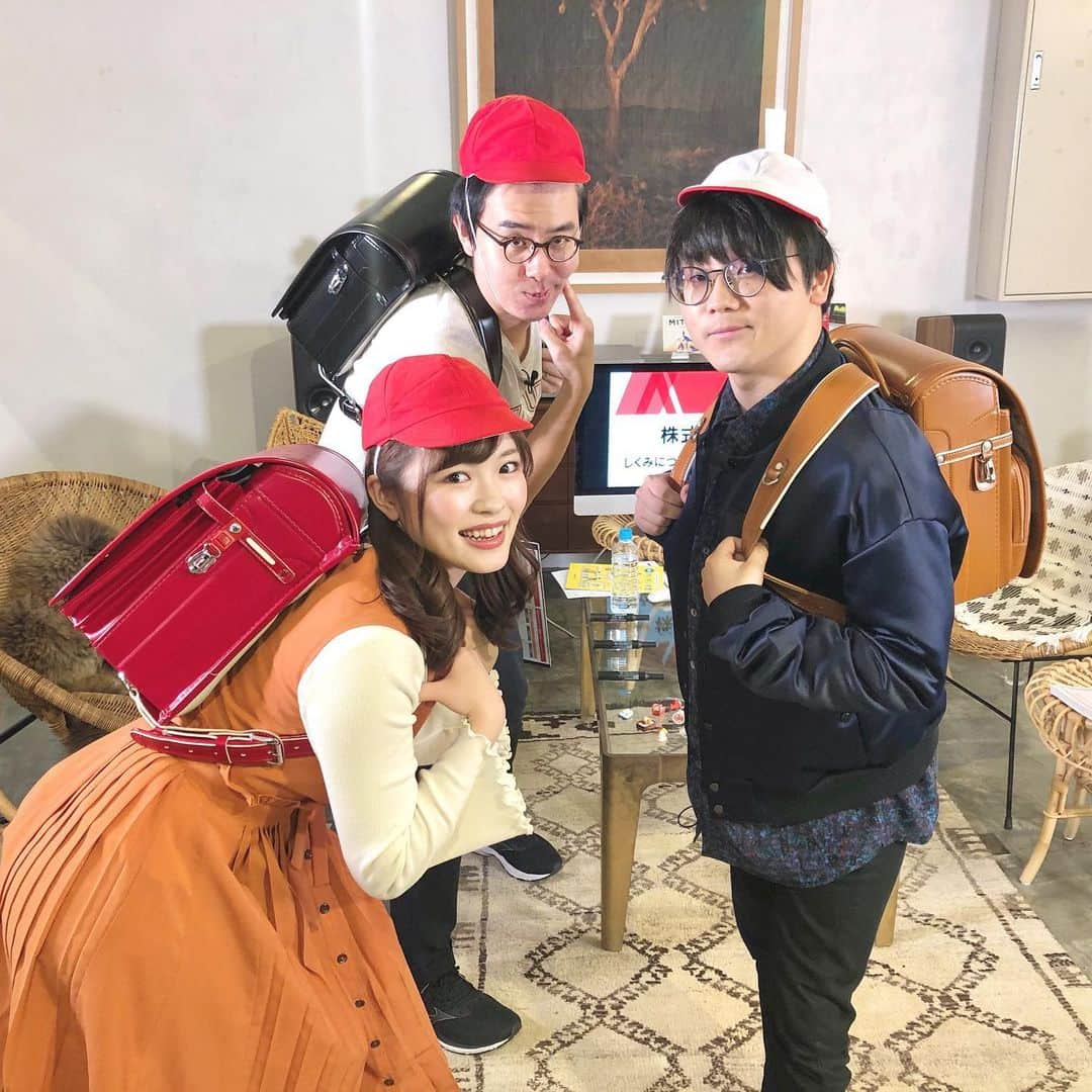 橋本紗奈さんのインスタグラム写真 - (橋本紗奈Instagram)「楽しかった撮影☺️！隠してたわけではないんだけど載せたかった笑 . いつもは難しいマネ亀だけど今回は小学生でもわかる！様な内容になっているので見てね〜💪 . 3人で小学生になってみました🙋🏻‍♀️🙋🏻‍♂️ .  動画はこちらから🔻 https://youtu.be/Nk_EpEl2MSY . #マネ亀 #マネーの亀 #瀬戸弘司 #東海オンエア #虫眼鏡 #さなまる　#小学生  #為替」1月25日 22時57分 - hashimoto_sana