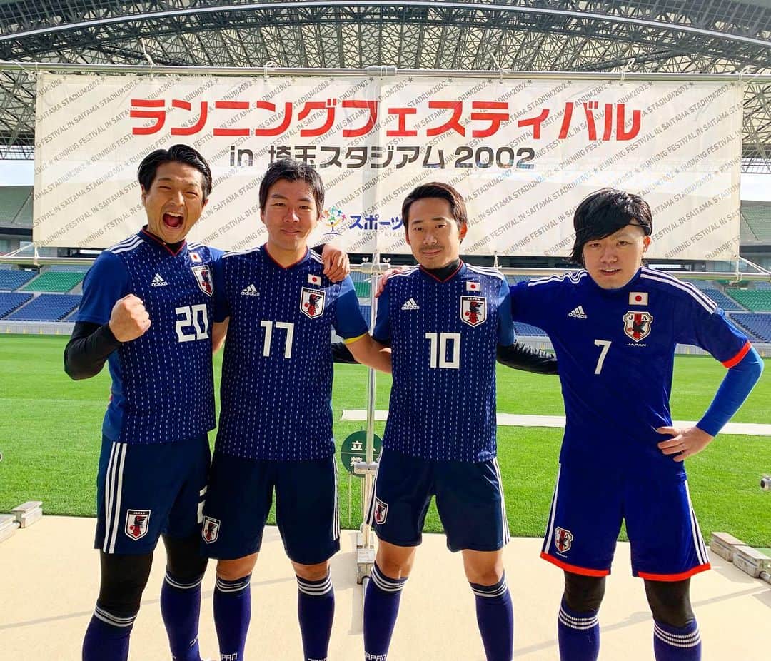 みどりかわたけし（ラ・ラベスト）のインスタグラム：「【ランニングフェスティバル in 埼玉スタジアム2002】 昨年に引き続き今年も呼んで頂きました！ 普段はサッカー関係の方のイベントが多いのでより一層楽しめました！ なんだか分かってなくてもチヤホヤしてくれて皆さん大人だなって思いました笑 浦和サポさんも多く個人的にもラッキーでした！ そして、この階段を登って登場する気持ち良さときたら！！ 、 また来年も楽しみです！！！ 、 、 #みどりかわたけし#埼玉スタジアム2002#ランニングフェスティバルin埼玉スタジアム2002#槙野智章 選手#ものまねjapan#日本代表#浦和レッズ#soccer#futsal#サッカー#フットサル#ケイダッシュステージ#芸人#ララベスト#浅草#人力車#東京力車#俥夫#asakusa#rickshaw#beautiful#instadaily#smile#l4l」