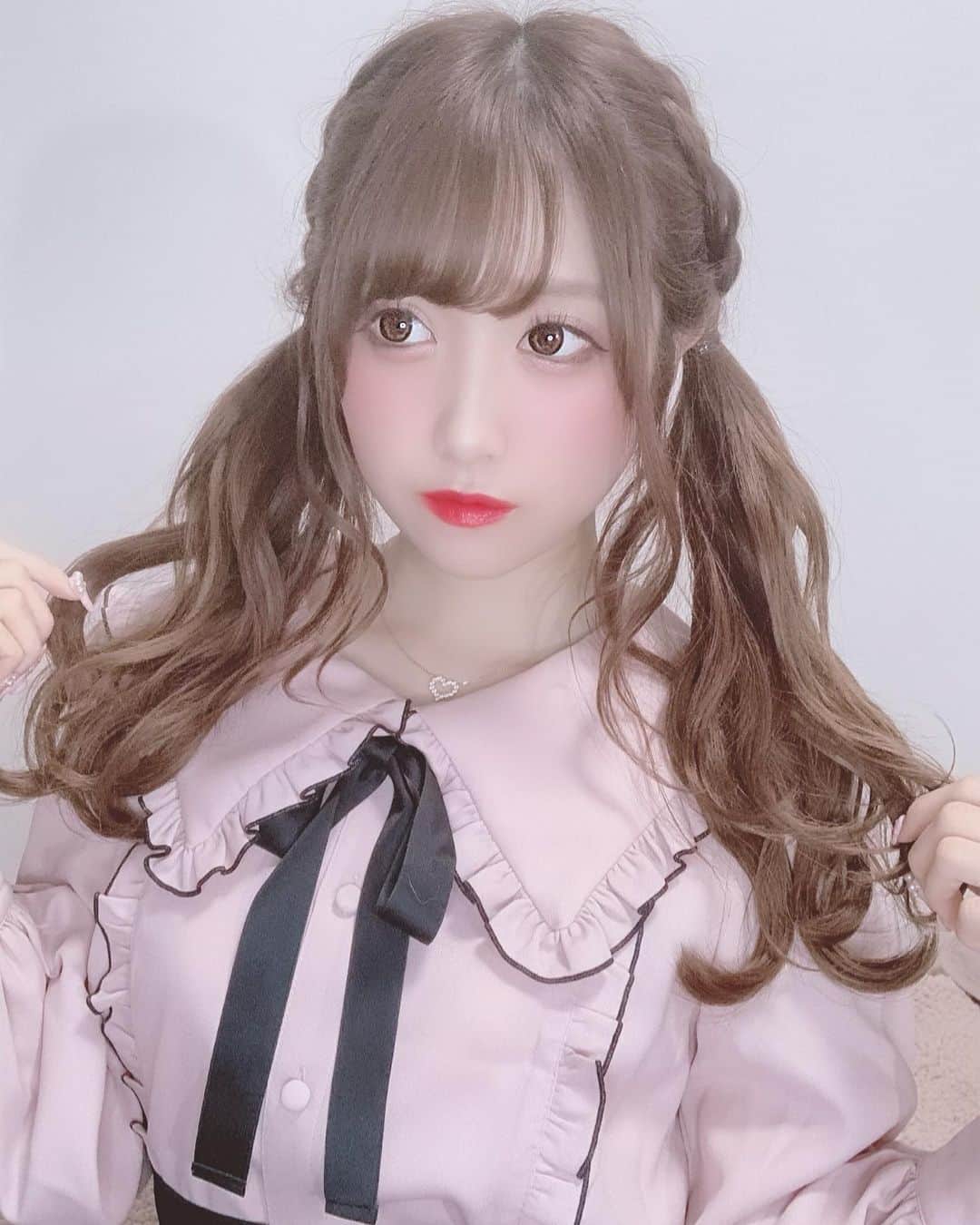田口未彩のインスタグラム：「🎀 . . ( @mixx_official_ )でオーダーメイドシャンプー作って貰ったよ🎀 . 簡単な質問に答えるだけで19,530通りの自分に合ったシャンプーが作れちゃうし、ボトルには自分の名前も入れられちゃうよ🐇💕 . . これ使ったら髪質もいい感じ💕 . . . #mixx #シャンプー　#リンス　#オーダーメイドシャンプー　#ヘアケア　#髪質　#巻き髪　#ツインテール　#量産型女子 #量産型コーデ　#アンクルージュ  #ヘアアレンジ　#編み込み　#量産型メイク　#メイク」