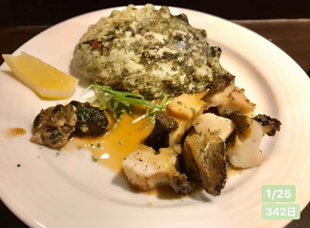 のインスタグラム：「#食べたものシリーズ 😋🍽💓記録 お腹いっぱい🤤明日のトレーニングで消化🙆‍♀️ #アワビ#海老#ヒレステーキ#野菜#dinner . #虎ノ門#乾杯はもちろんビール 🍻❤ . #20200125#342日#日本最低気温の日#中華まんの日#主婦休みの日#今日は何の日#毎日投稿 #カウントダウン#countdown#嵐#嵐にありがとうを届けていく#lovesosweet✏️#🐭🌸🌺🎃⛄️ . . #信じることがすべてlovesosweet」
