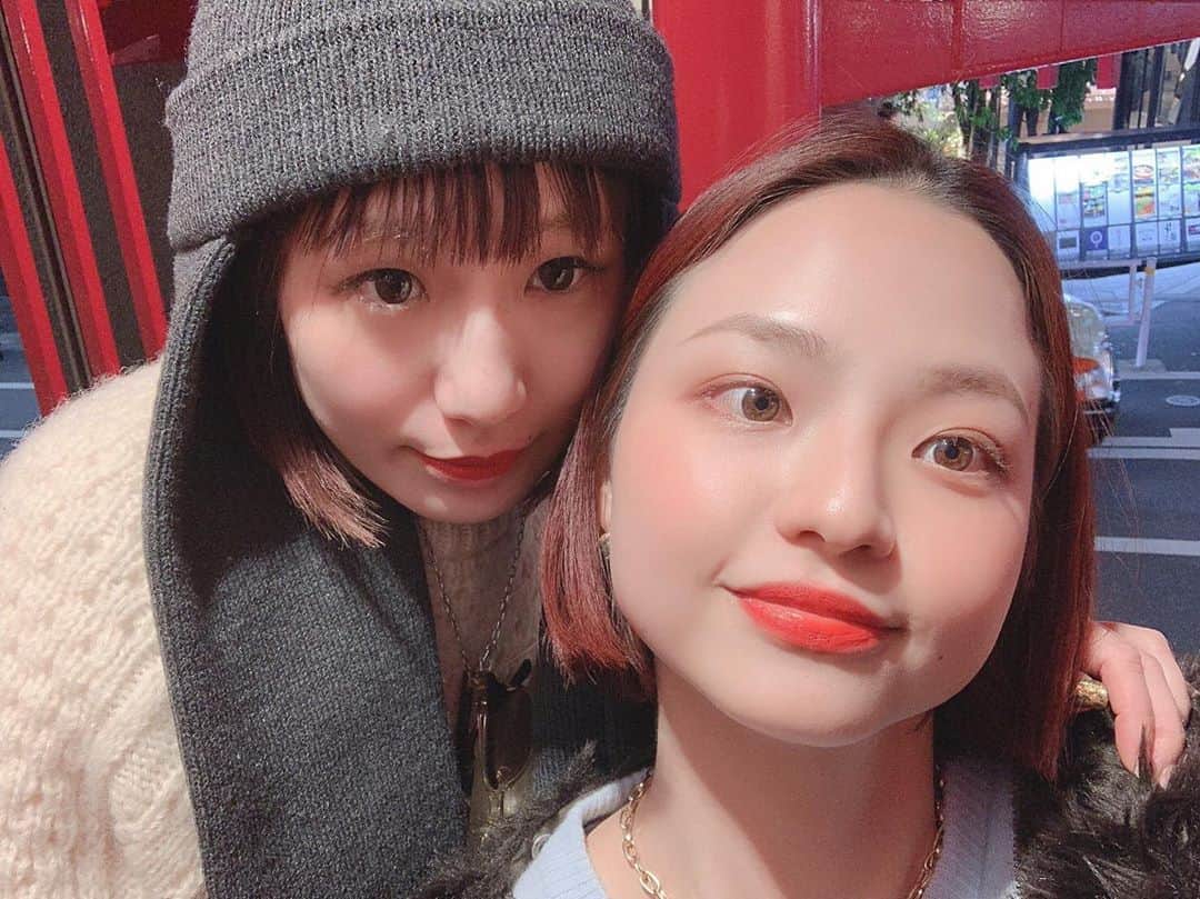 のインスタグラム：「今年は海越えようね計画〜〜。ちゅっ。 #月一りりおday」