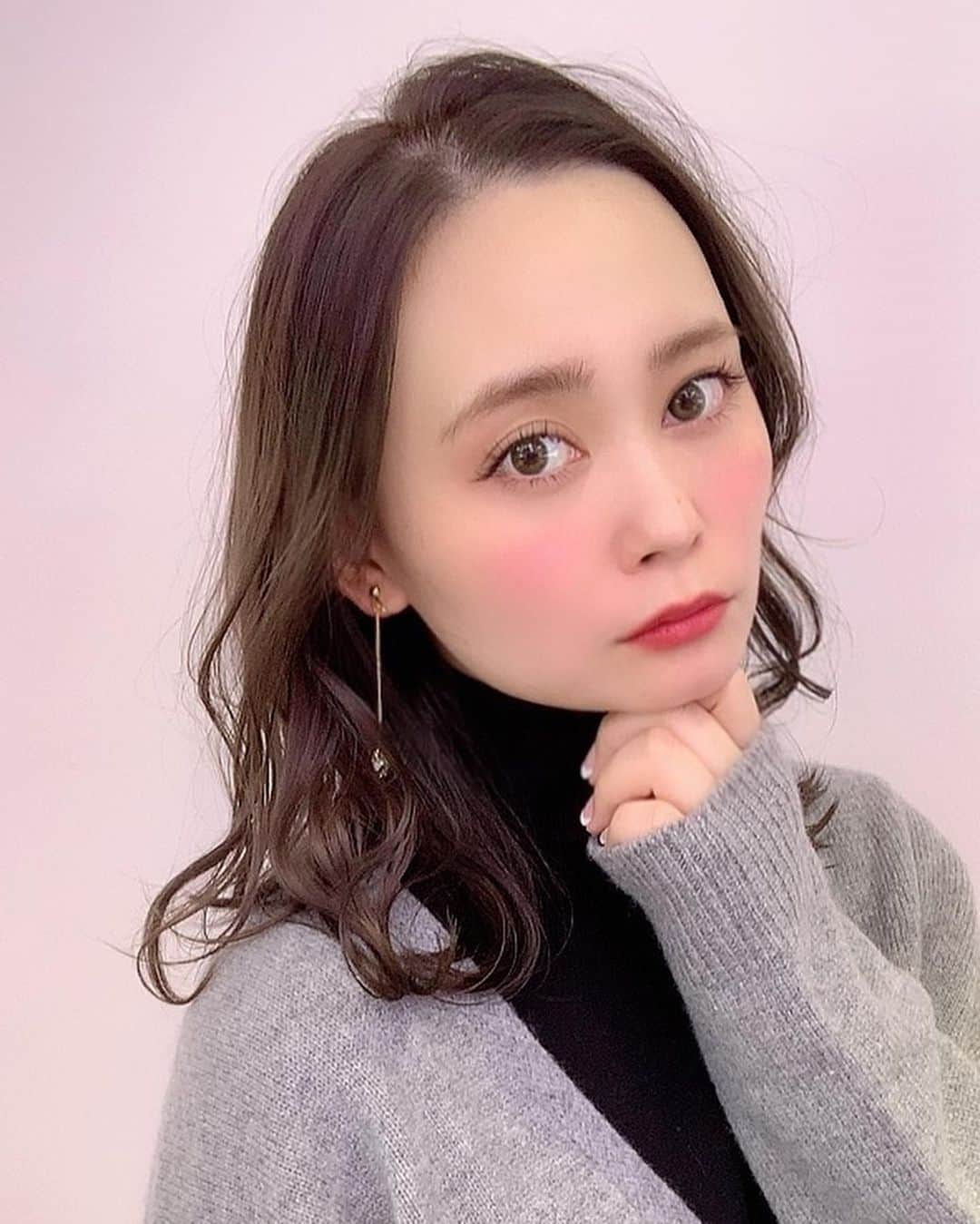 本田しおりのインスタグラム：「先日ガミちゃんにカラーしてもらいました  明るく見えるけどトーン下げて、でも暗過ぎず透け感のある色 とゆーオーダーに完璧に応えていただきました  ふふふ  @ogamiksk」