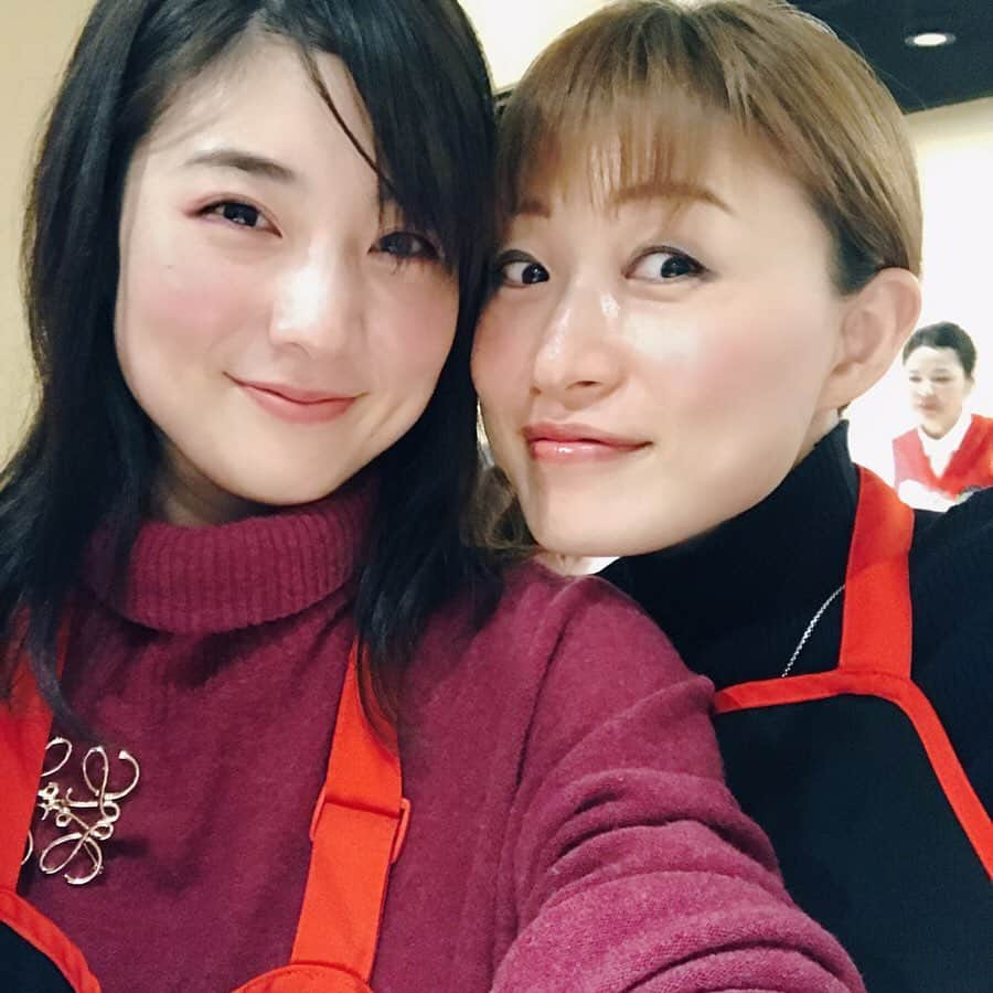 逢月あかりさんのインスタグラム写真 - (逢月あかりInstagram)「中国の打ち上げでは皆んなで火鍋を頂きました😆✨ . . から〜いスープがめちゃめちゃ美味しかった😍 山椒が効いたスープに山芋や白菜えのき、豚肉など😋 カエルもあったけど挑戦する勇気なく、、、🙈 . . ラーメン屋さんに置いてあった花椒油（山椒油）がとても美味しかったので、お土産に買いました✨ お鍋やラーメンに入れたら美味しそうです💕 . . #火鍋#中国#公演#北京#打ち上げ #激辛#グルメ#花椒油 #beijing#china#travel #food」1月25日 23時09分 - akari.ouzuki