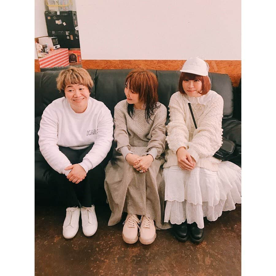 板橋よしえさんのインスタグラム写真 - (板橋よしえInstagram)「近藤春菜ちゃんとaikoちゃんのライブを観に行きました☺️ aikoちゃんの底知れない魅力が大爆発！していた今回のライブ🔥 最初から最後までaikoちゃんがとってもとっても楽しそうで、観ていたわたしたちも汗だく！ビッショビショに楽しかったですー！！！！！！！！！！！ aikoちゃん、ありがとう🥰❤️ #春菜ちゃんのポーズアイディア #2枚目は保育園でお母さんを待つ子供というお題目😂 #aiko #LLR9」1月25日 23時16分 - candy_yoshie